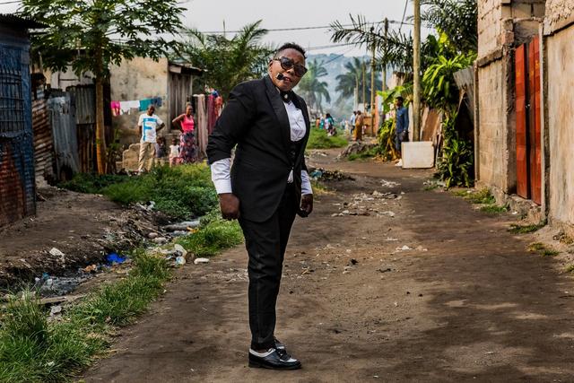 贫民窟里的暴发户与周遭格格不入的华丽装扮