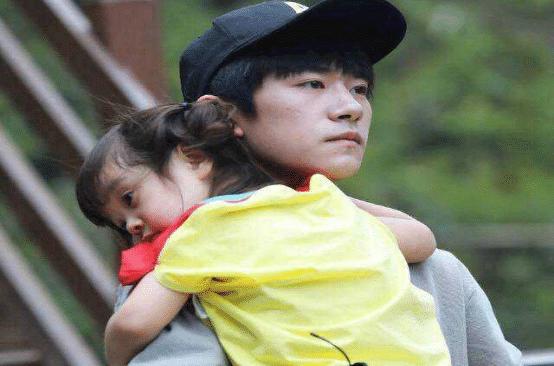 一个手单拖着小姑娘也是毫不费力的,吴亦凡怀中的小女孩也是非常的