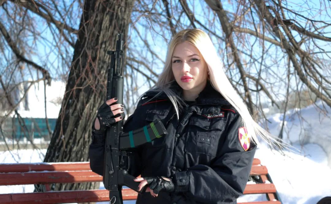 多图:俄罗斯评出最美近卫军女兵,13名姑娘将登上官方挂历