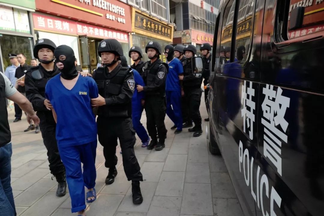 有黑必扫有恶必除昆明警方押解109专案犯罪嫌疑人辨认作案现场