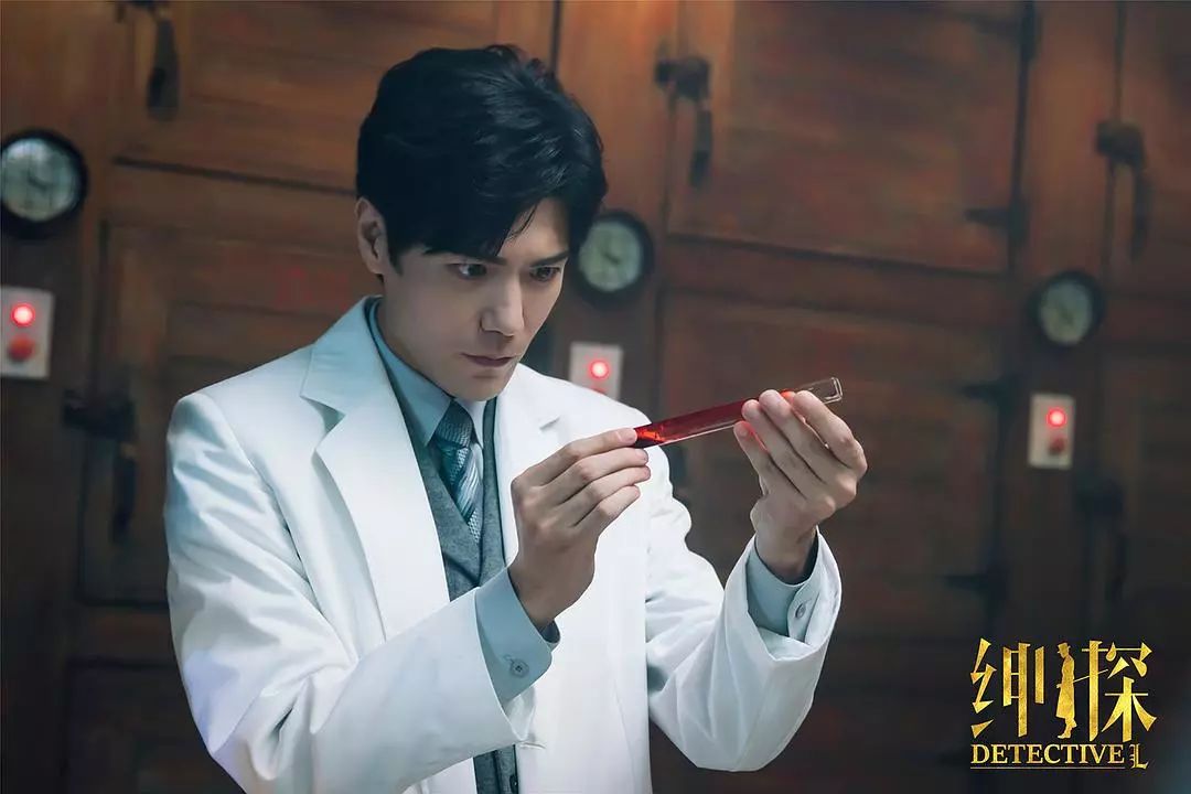 随后,罗非把集颜值与才华于一身的法医本杰明(季晨饰)介绍给秦小曼