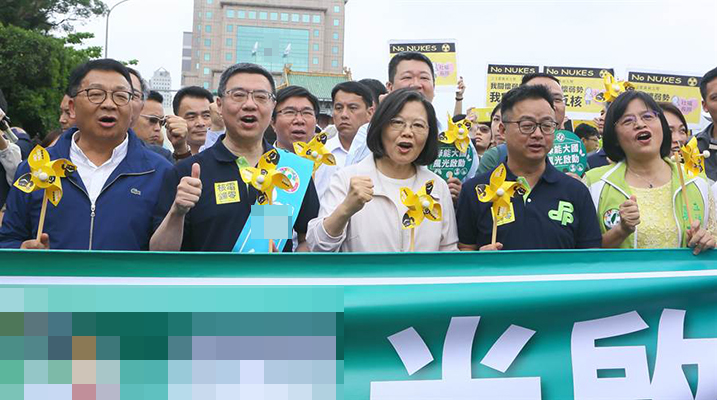 　蔡英文（中）27日上街参与游行。（图片来源：台湾“中时电子报”）