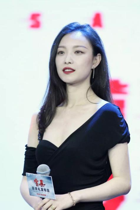 倪妮未修图是个有双下巴的美人锁骨好平去掉精修也很性感的