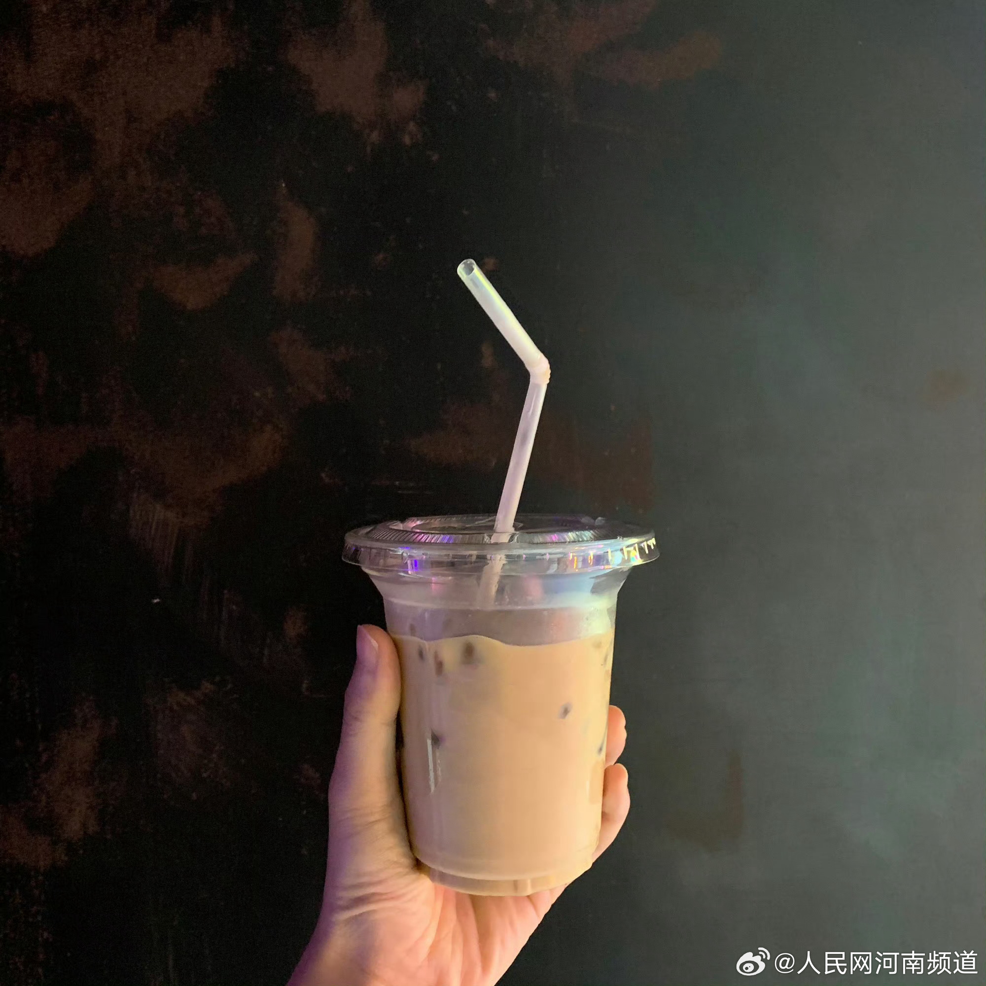 一杯全糖奶茶含糖量达22块方糖，远超膳食建议