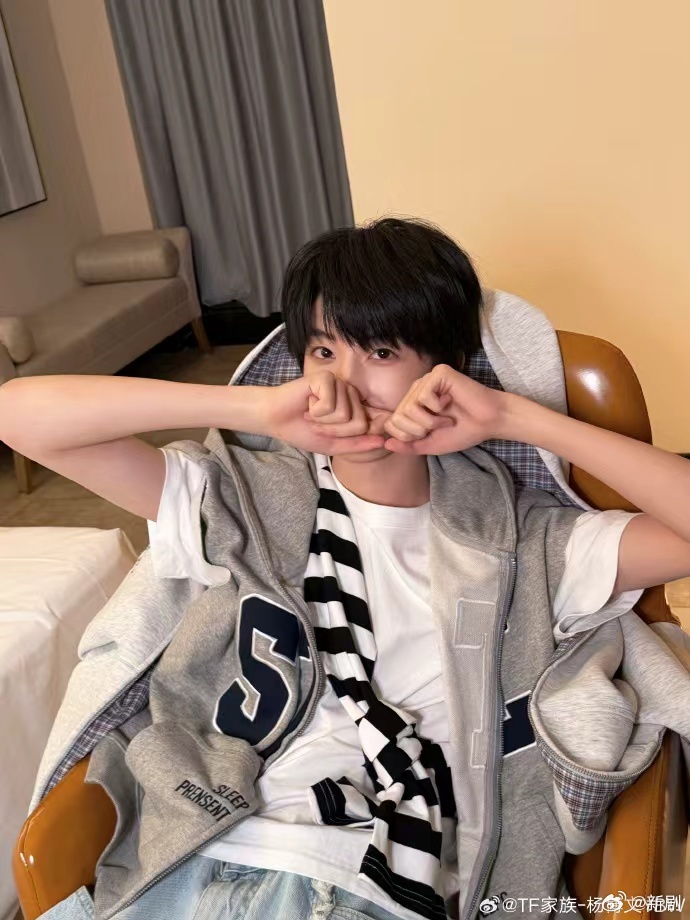 杨博文西海岸造型引热议|TF家族|家族|表情_新浪新闻