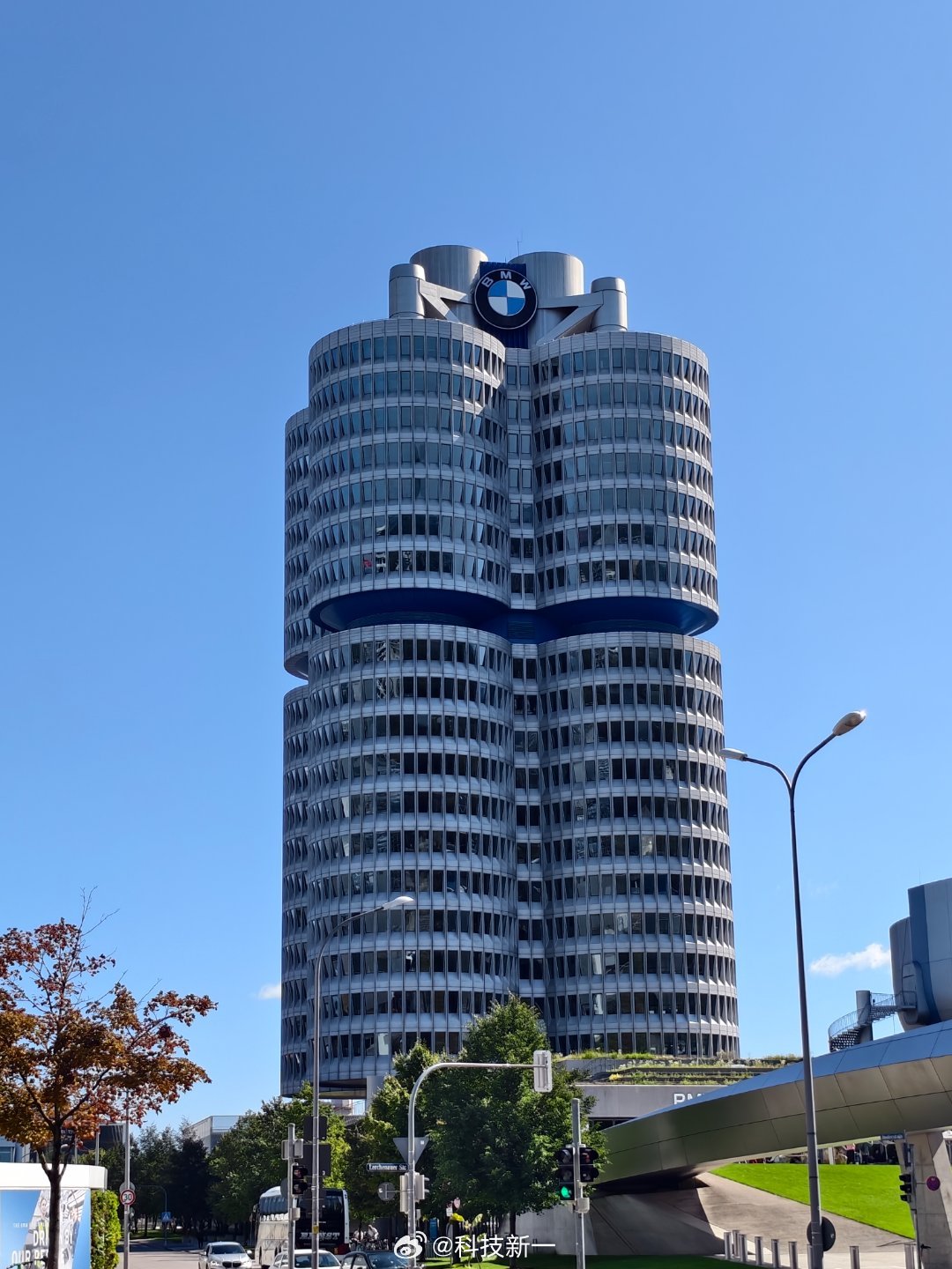 宝马总部大楼造型引网友热议