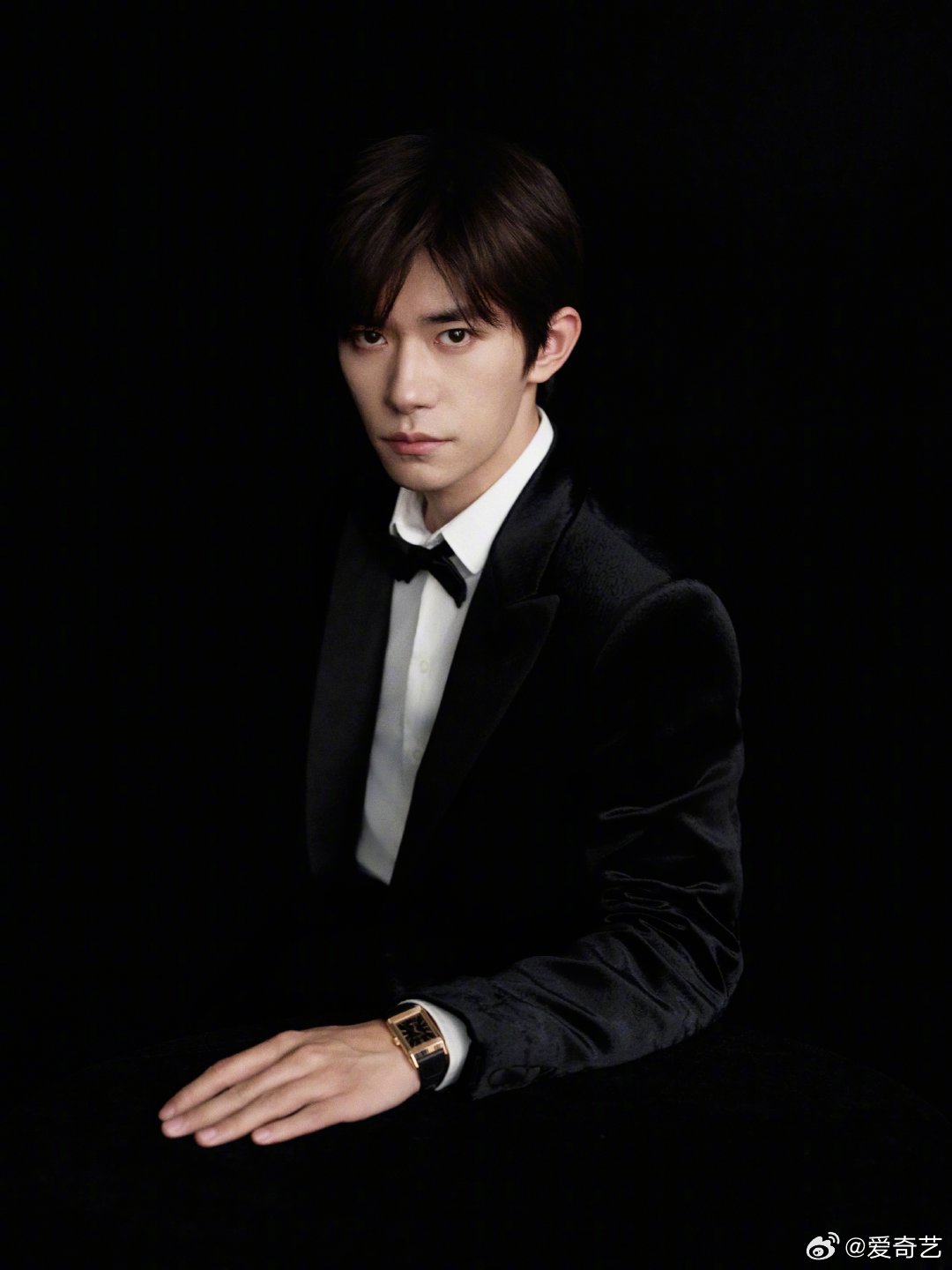 易烊千玺金鸡奖黑色丝绒西装造型亮相|金鸡奖|易烊千玺|TFBOYS_新浪新闻