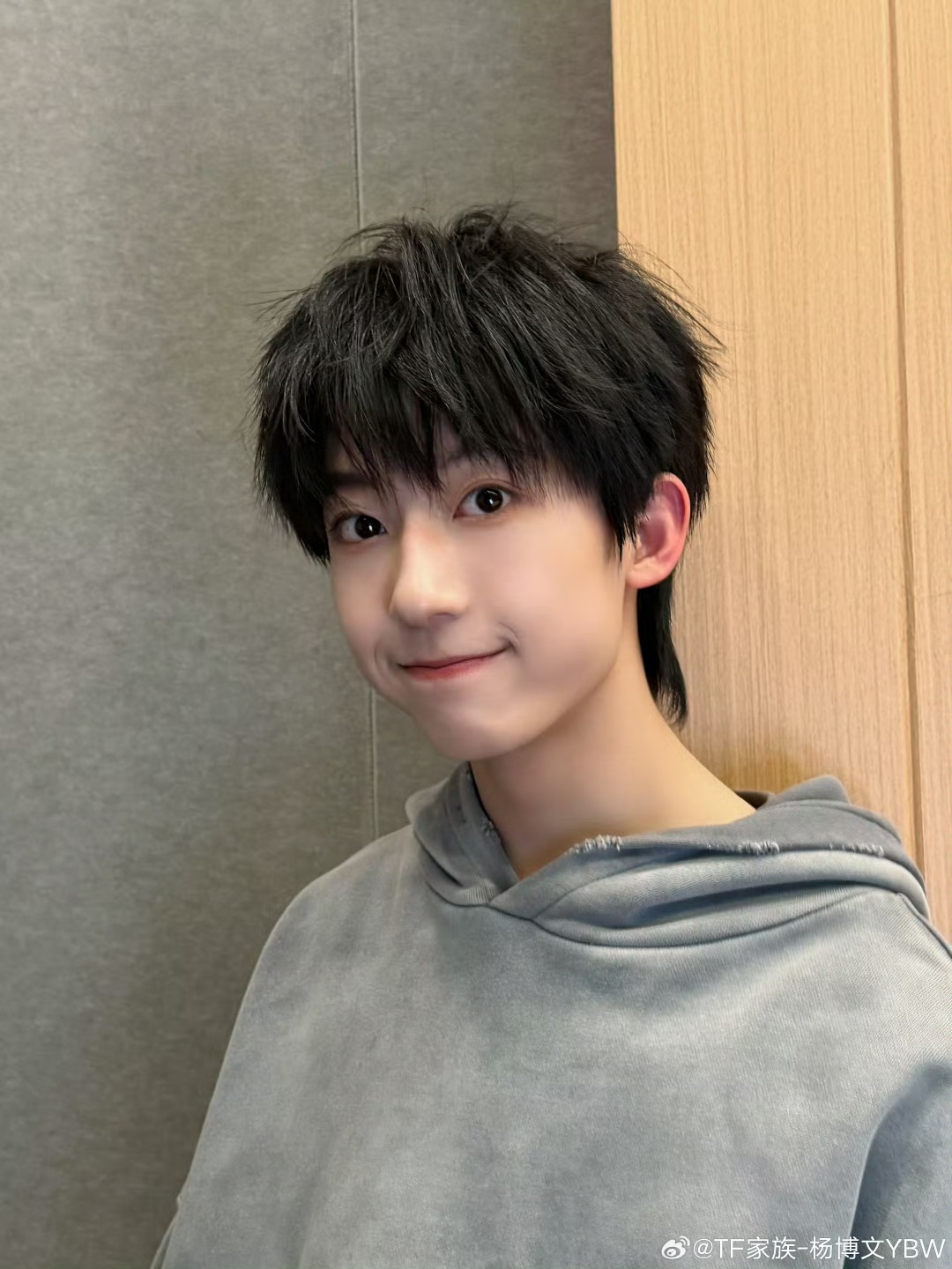 杨博文妈妈机场维持秩序显温柔|幼师_新浪新闻