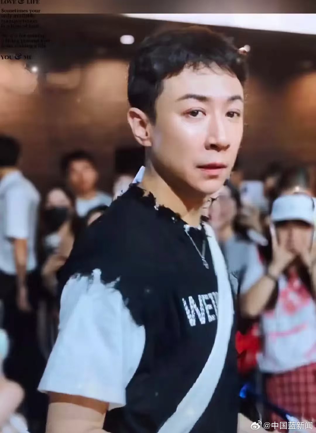 张维伊摘耳机剪短发换新造型