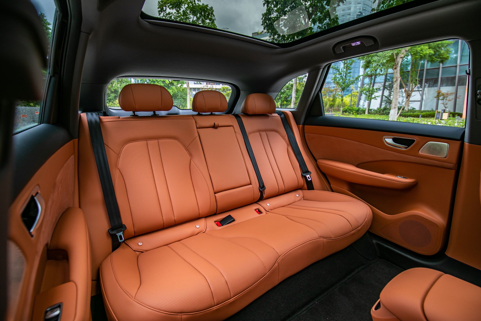 余承东发布尚界h5,搭载华为乾昆智驾ads 4,空间智能双越级