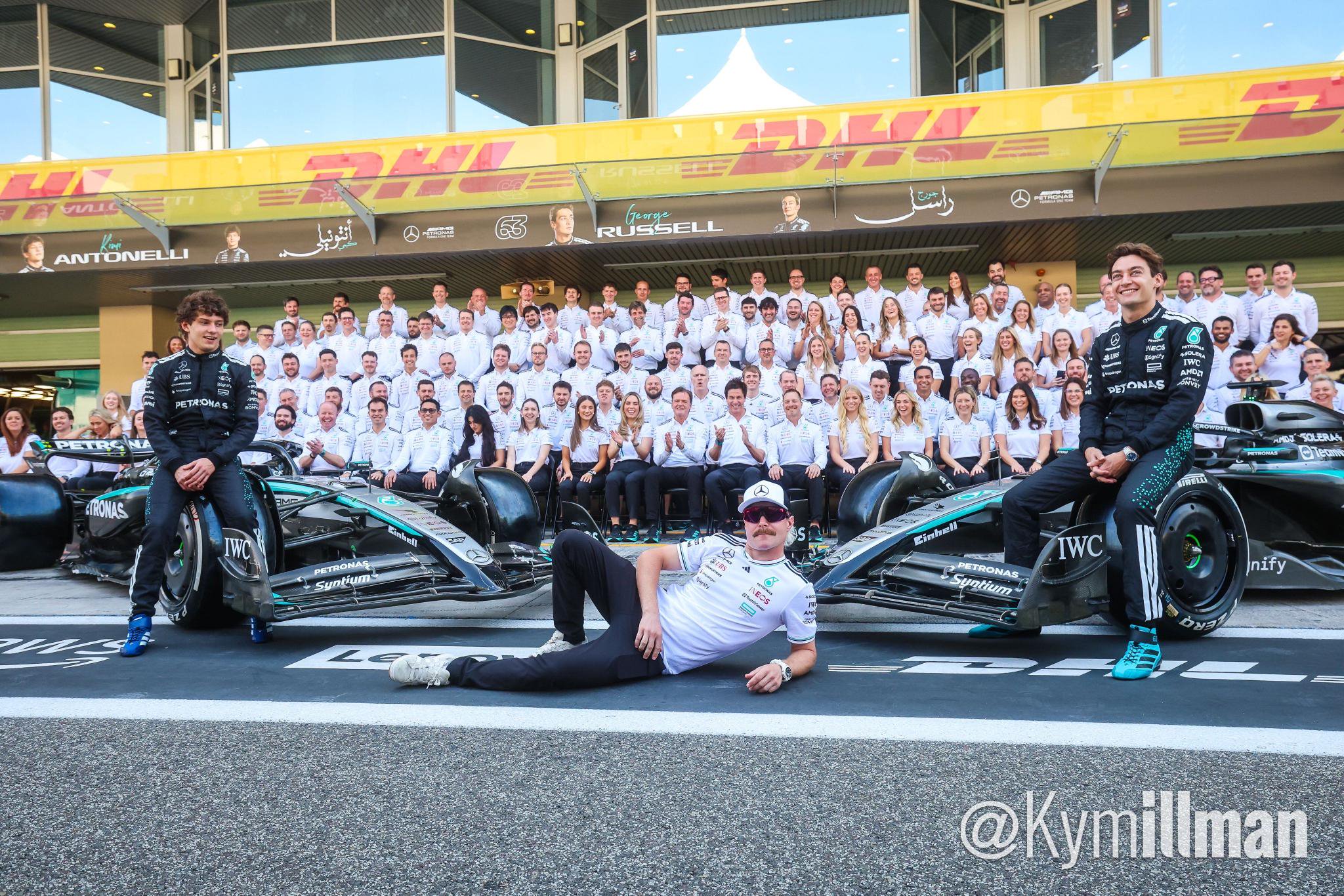 梅赛德斯车队发布2025赛季年终合影|F1|大奖赛|阿布扎比_新浪新闻