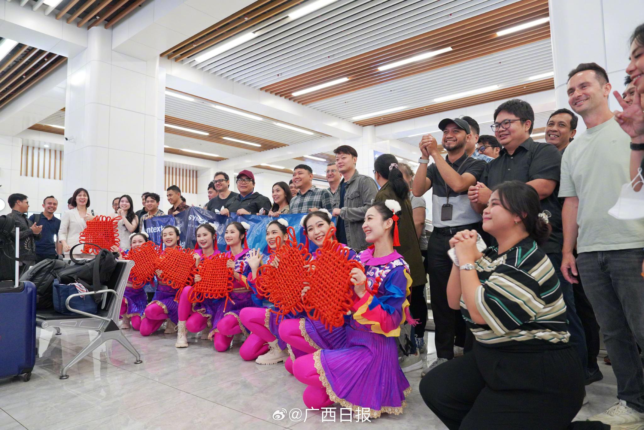 雅万高铁站上演中国年快闪,广西艺术点亮东盟新春|东盟总部|雅万高铁哈利姆站|哈利|锦绣新春|马跃春潮_新浪新闻