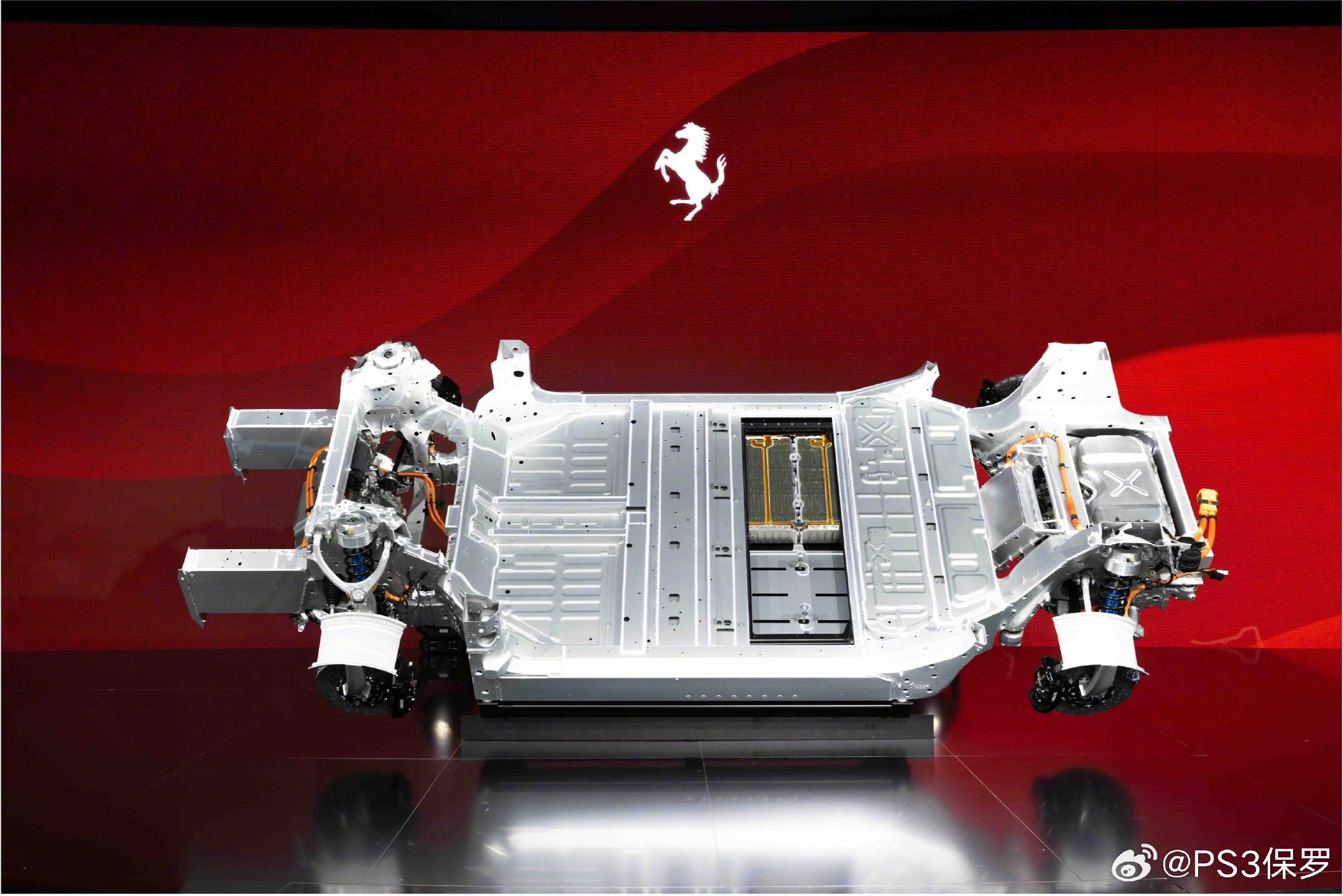 法拉利首款纯电跑车明年春发布，四电机超1000匹、2.5秒破百