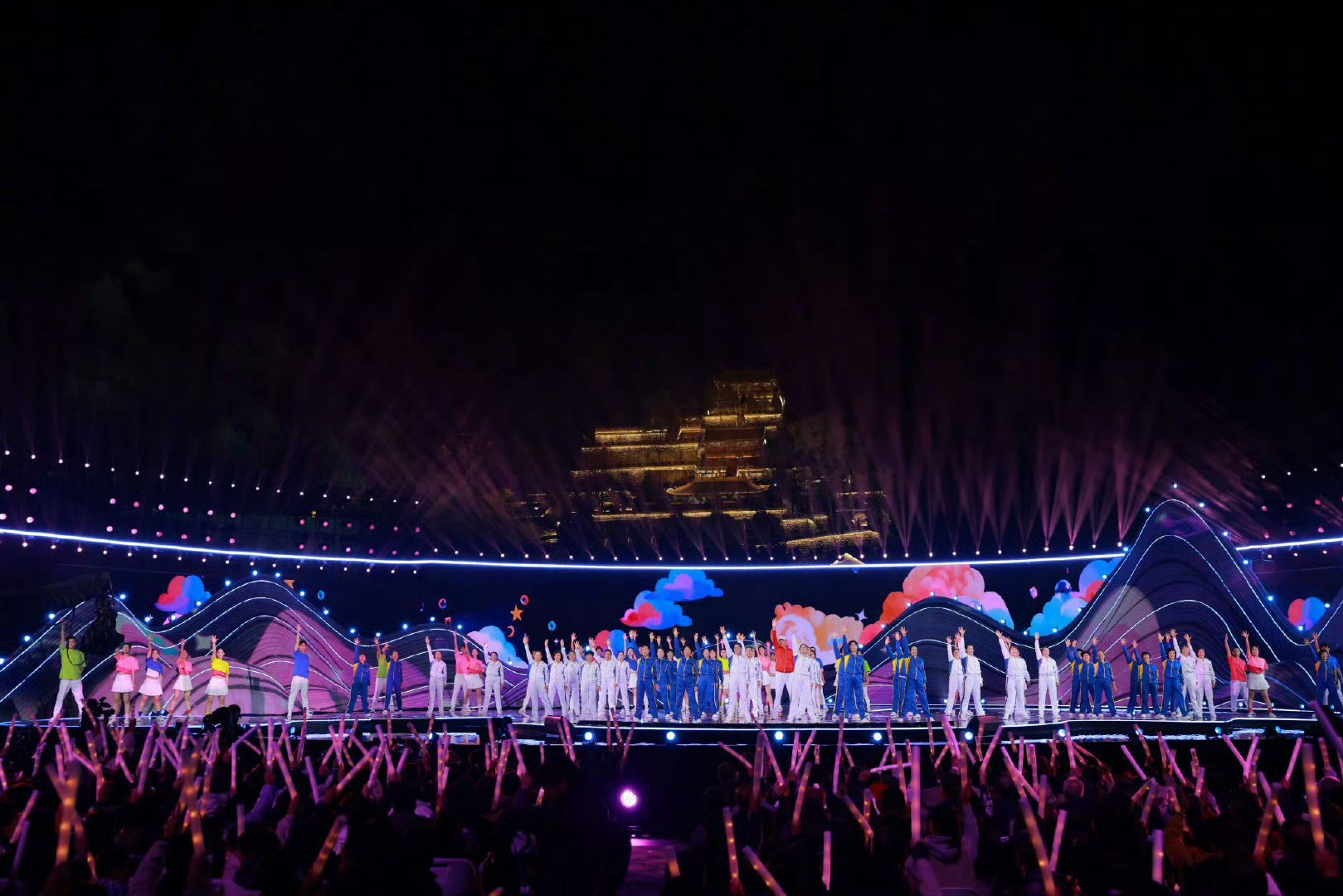 如何用HTML创建简单网页 自助式平台快速建站