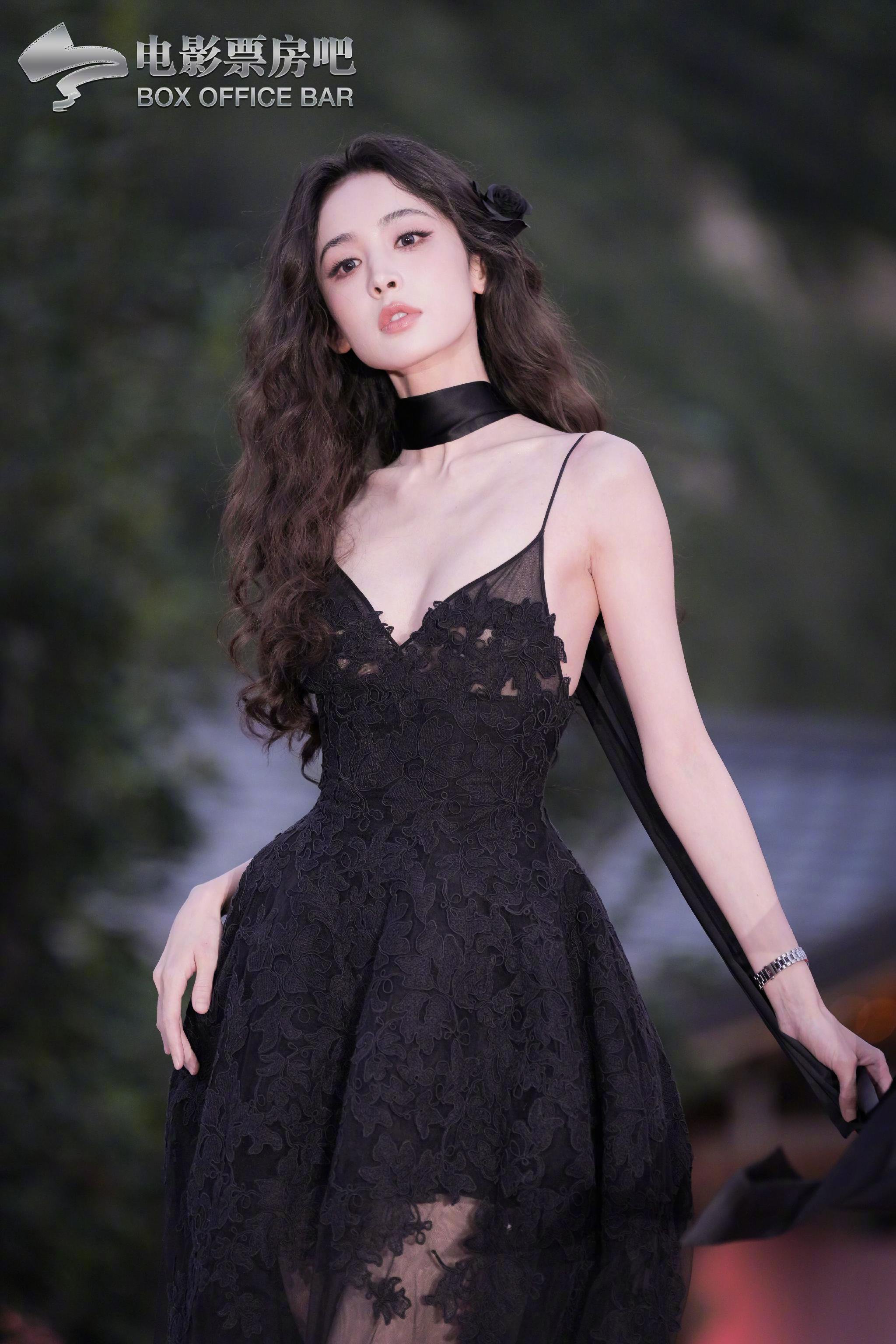 古力娜扎黑色蕾丝纱裙亮相栩栩华生红毯|古力娜扎|华生_新浪新闻