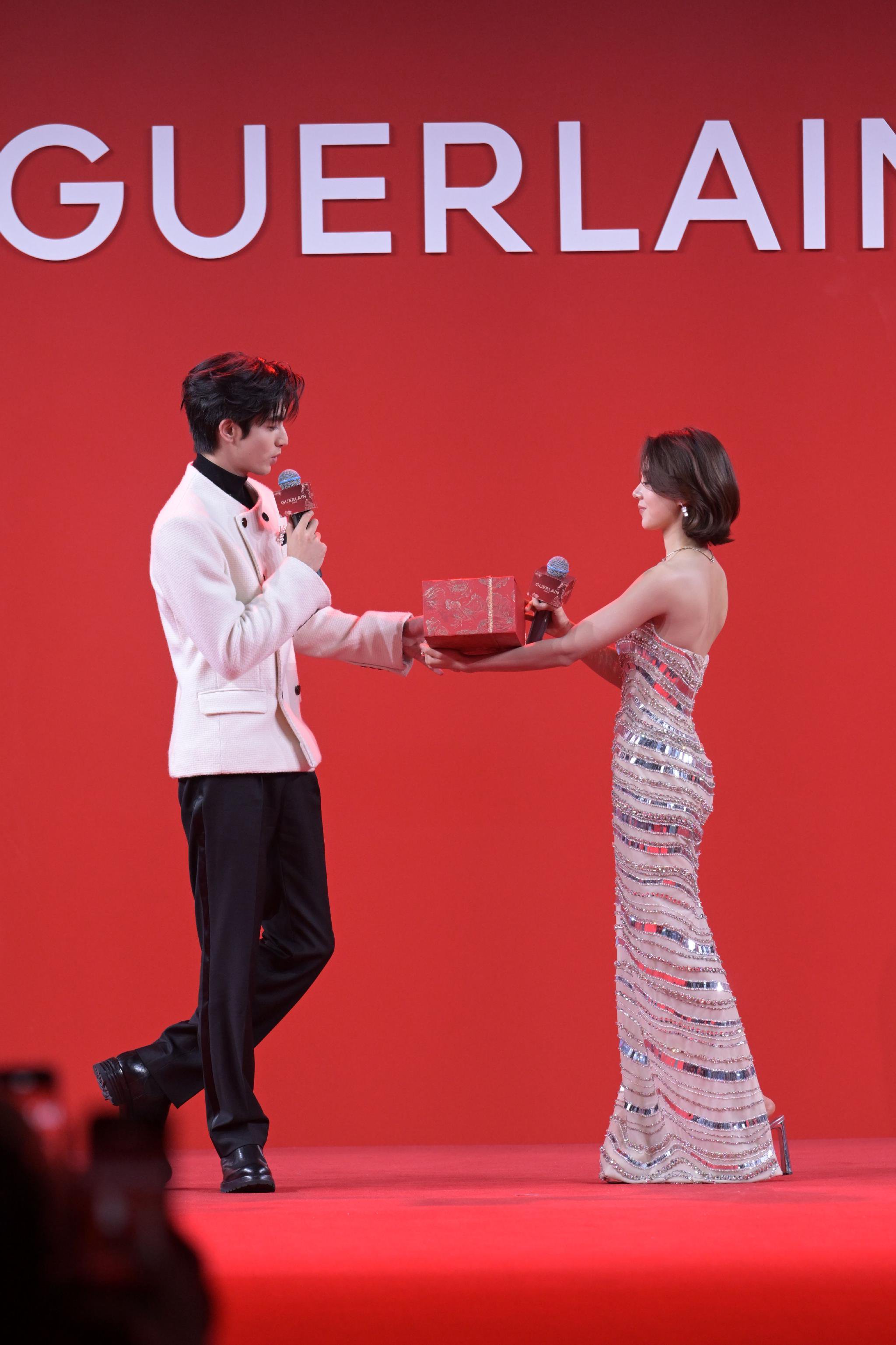骄阳似我主演宋威龙赵今麦亮相娇兰晚宴，甜蜜互动重现剧集名场面