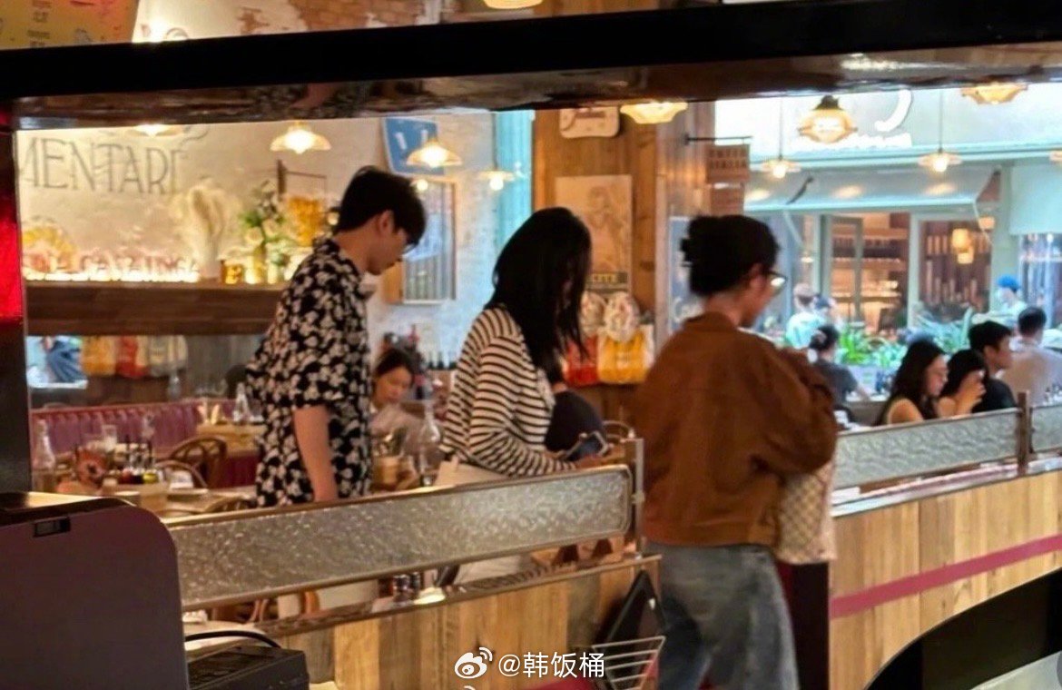 网友偶遇王乐晨卢远逛街未见正脸|乐远cp_新浪新闻
