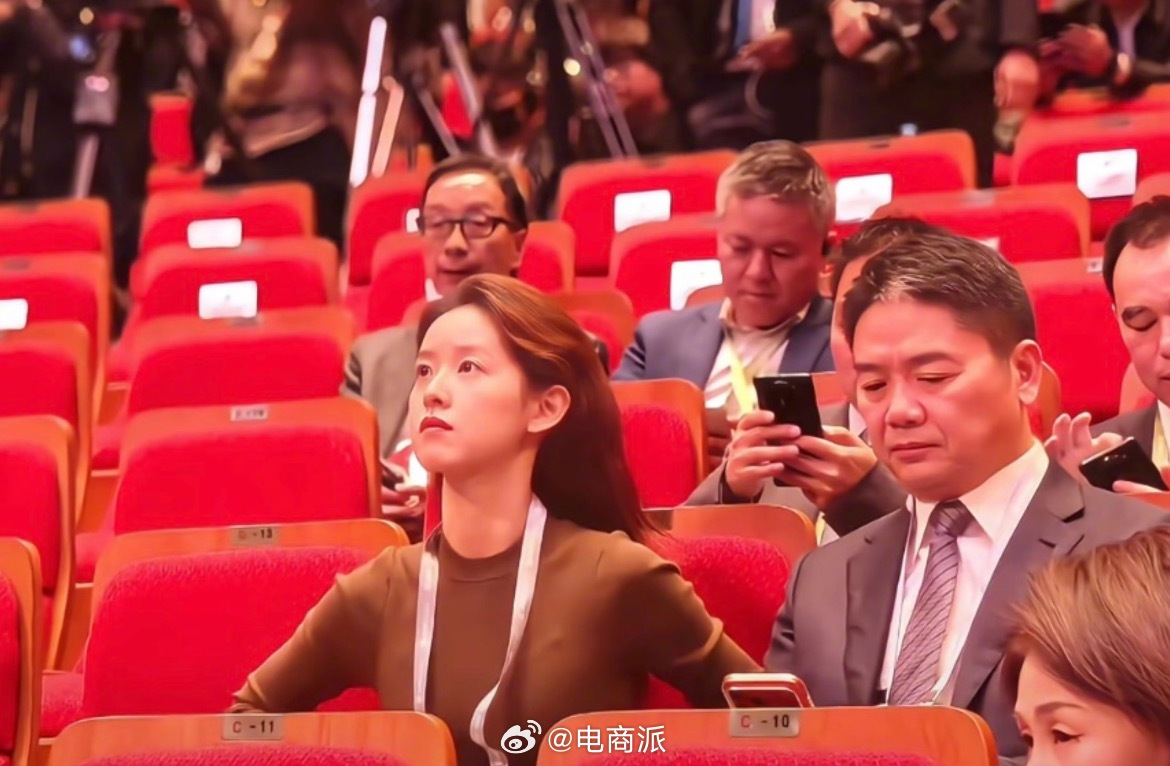 刘强东章泽天现身韩国神情严肃