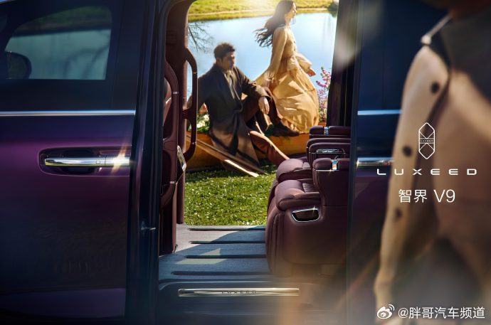 鸿蒙智行首款旗舰MPV智界V9首发亮相，纯电续航223km综合超1250km