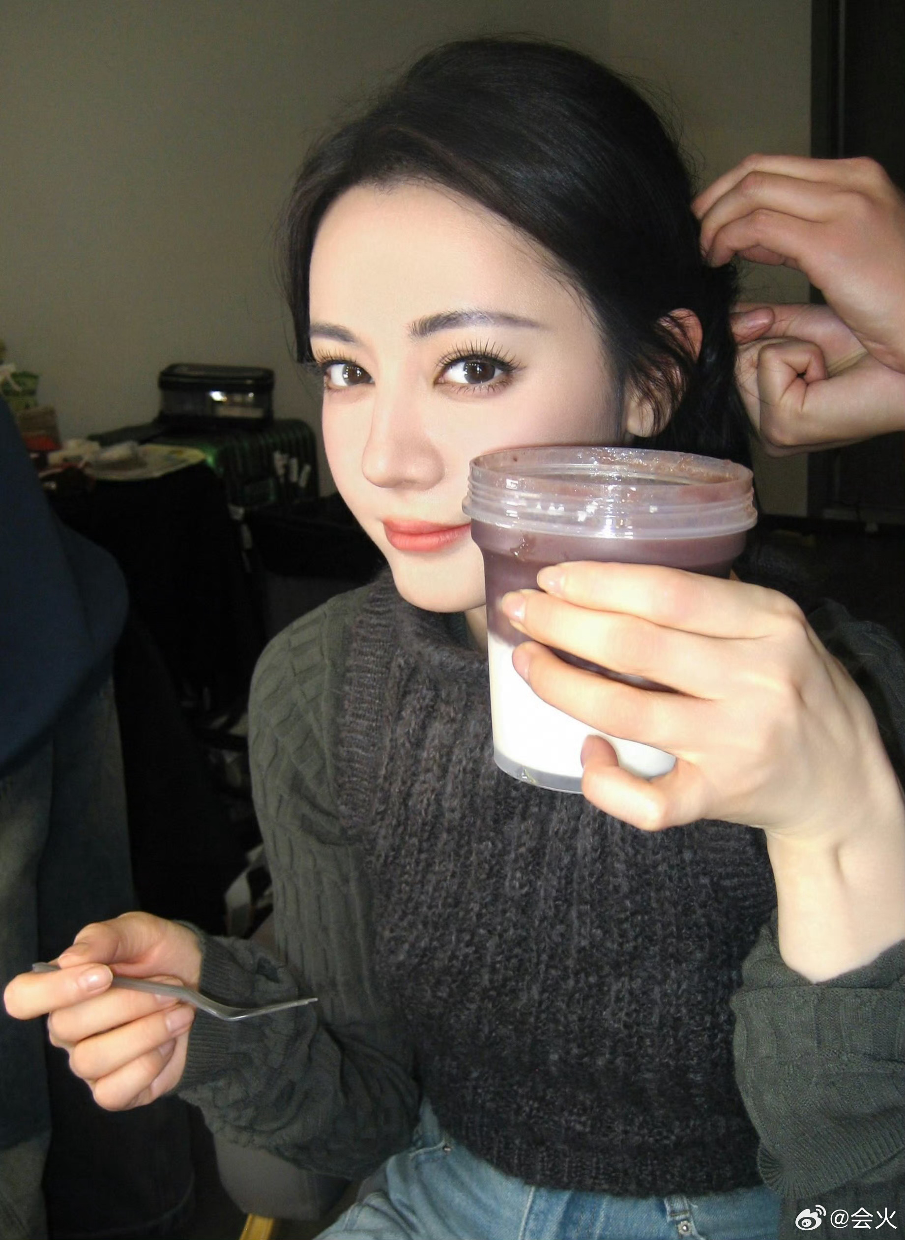 迪丽热巴晒吃甜品近照营业_新浪新闻