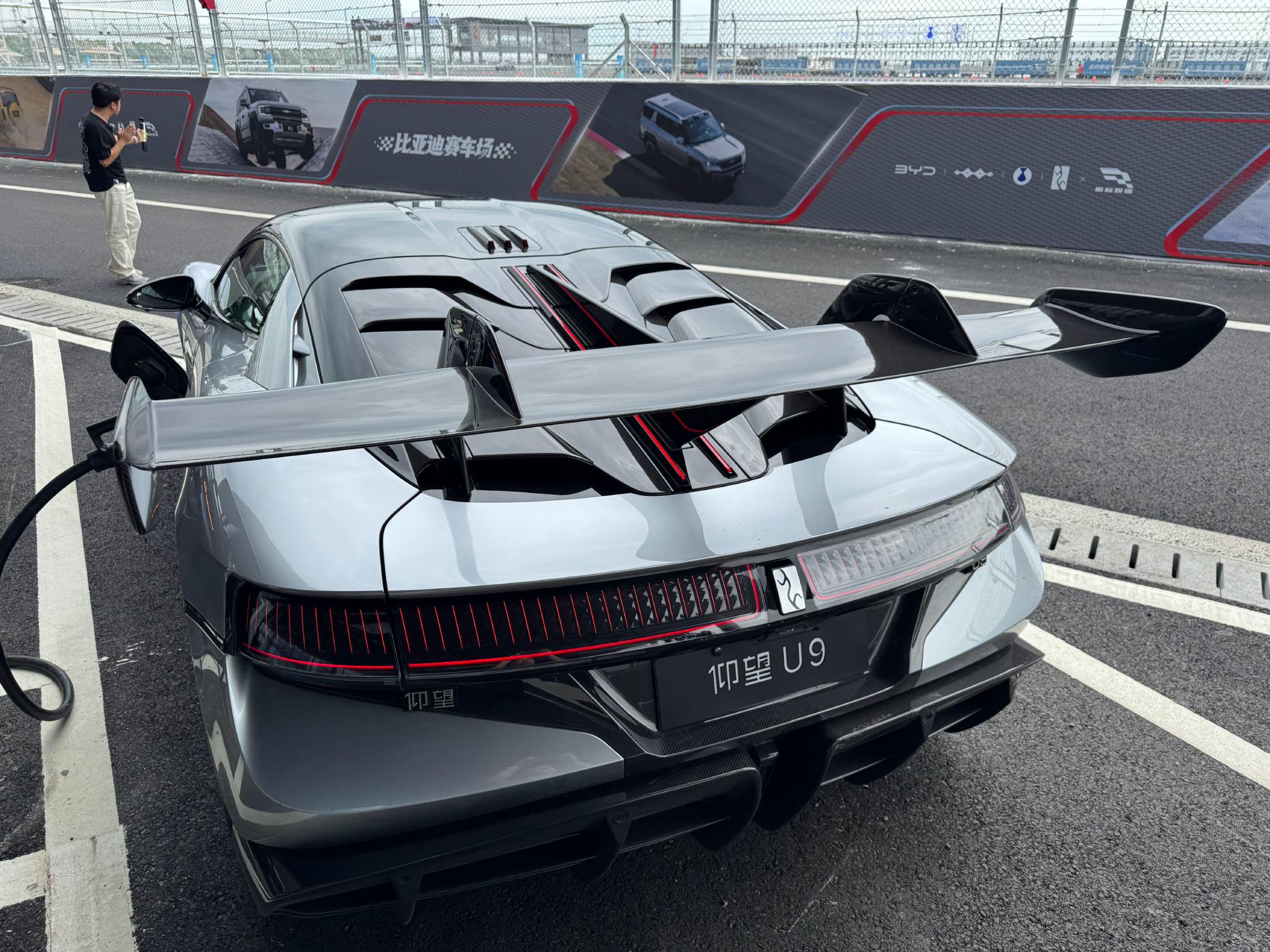 仰望u9大尾翼需10万元选装,视觉效果差异显著