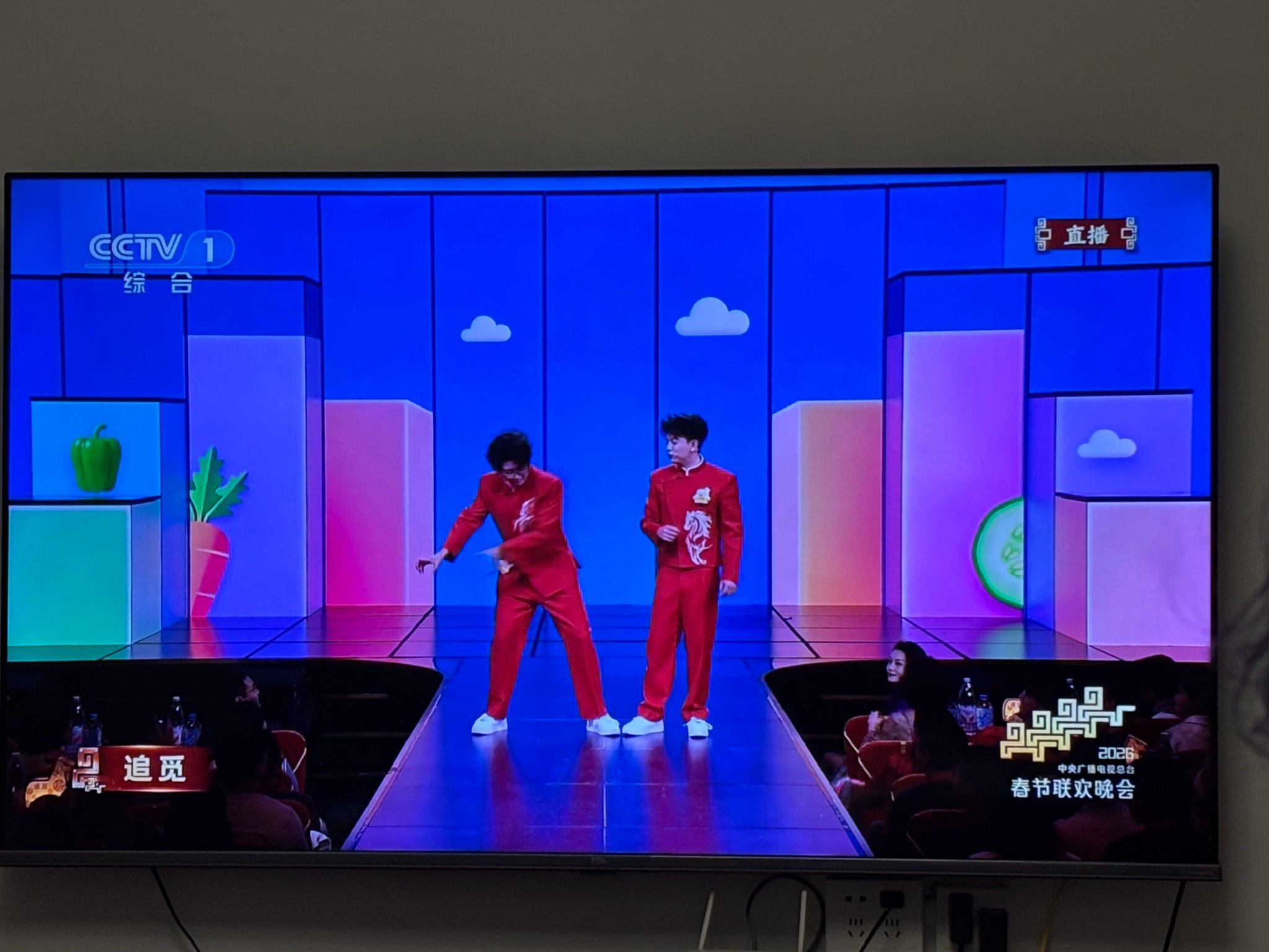 徐浩伦谭湘文《谁的菜》方言谐音梗引爆春晚笑点|春节联欢晚会|央视春晚|哥俩|白话|好好笑_新浪新闻