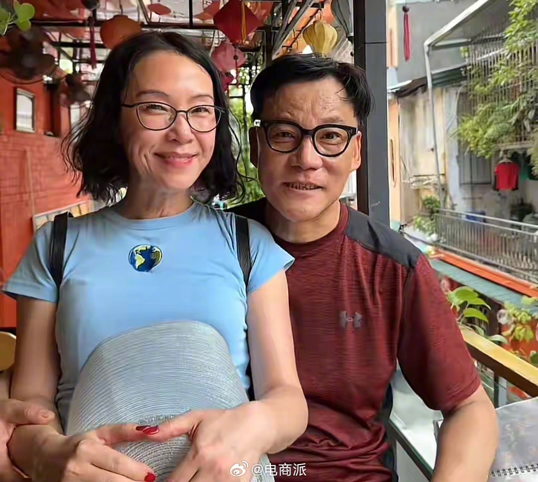 李国庆妻子七夕晒甜蜜合照秀恩爱