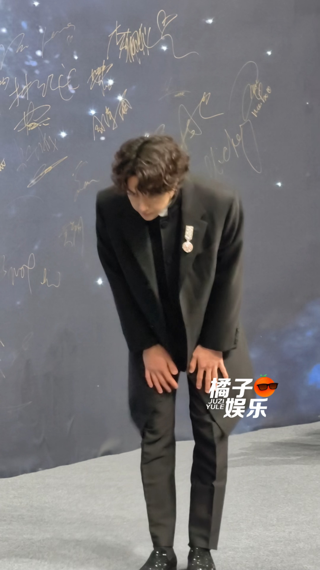 王一博打招呼后90度鞠躬引注目|博帝|之后_新浪娱乐_新浪新闻