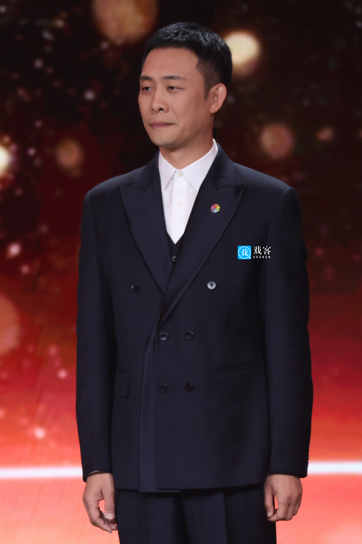 张译亮相北影节开幕式,展现体制内人夫感|北京国际电影节|北京电影学院|台上_新浪新闻