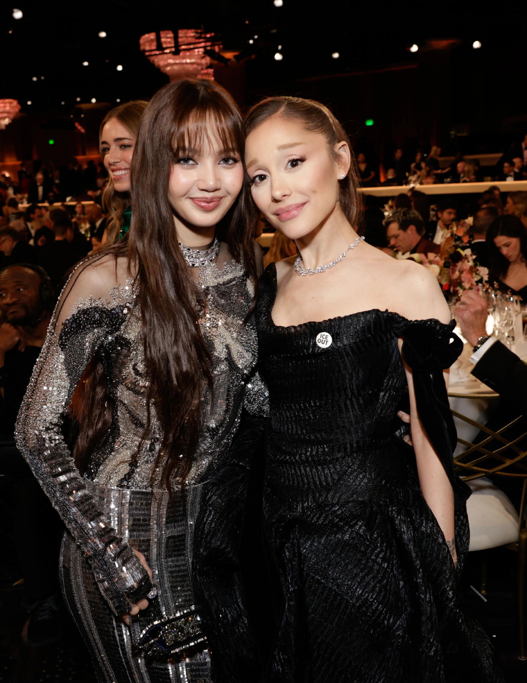 A妹与Lisa金球奖同框合影|爱莉安娜·格兰德|抱一抱|WOW_手机新浪网