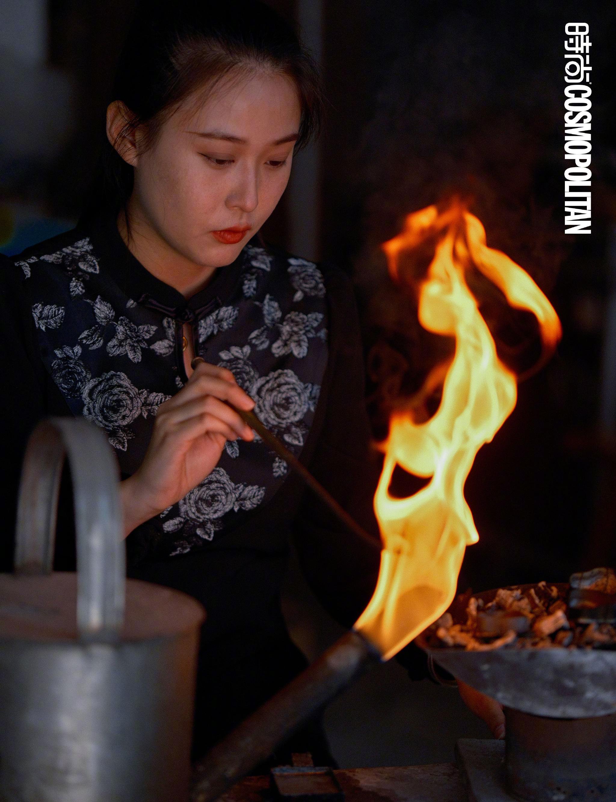龙泉剑坊第四代传人邹琦创新立体凸花工艺|龙抬头|时尚COSMO|时尚首饰|宝剑|时尚_新浪新闻