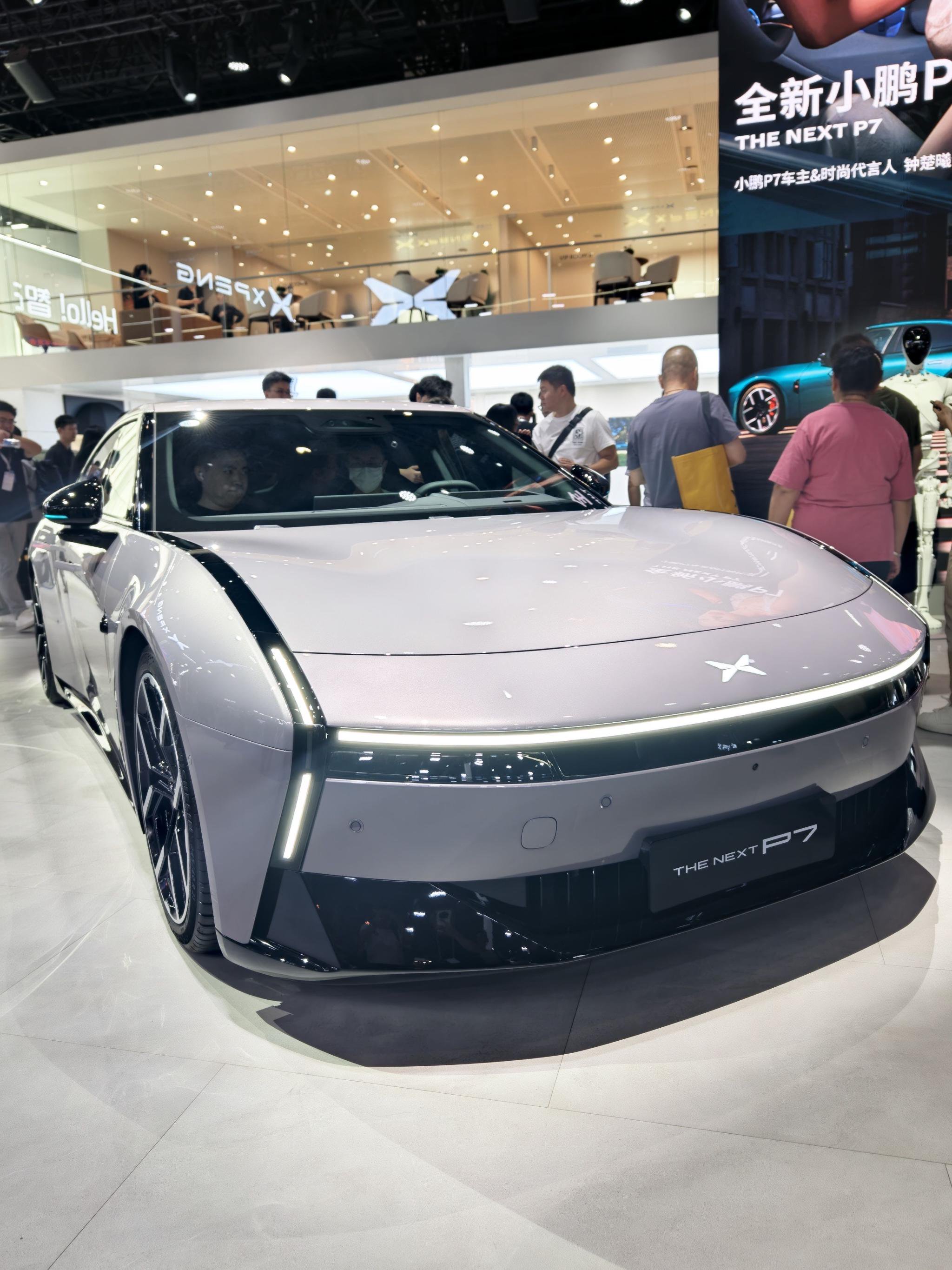成都车展小鹏新车7分钟破万,何小鹏现身展台