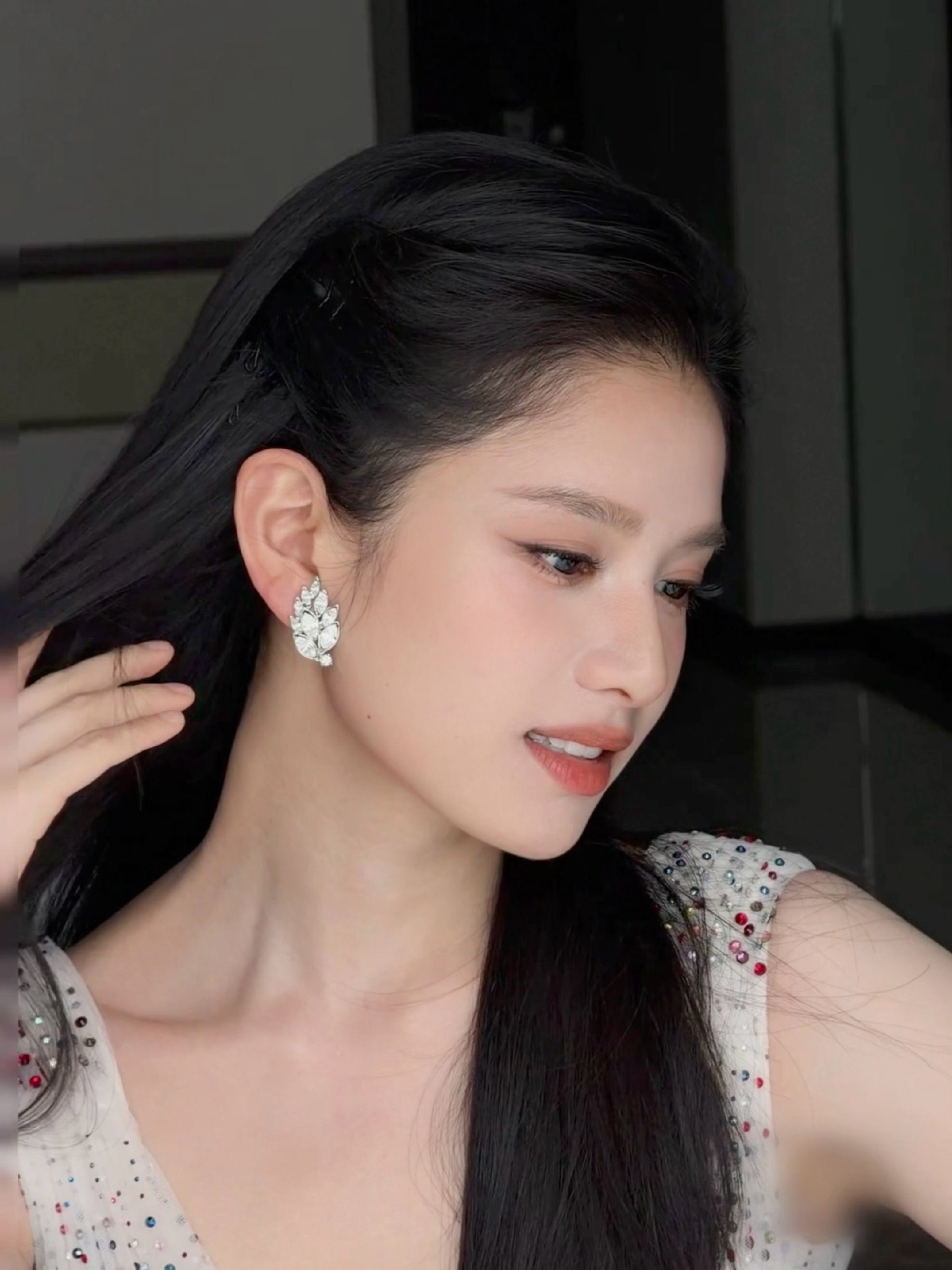 张婧仪亮相活动造型吸睛|张婧仪_新浪新闻
