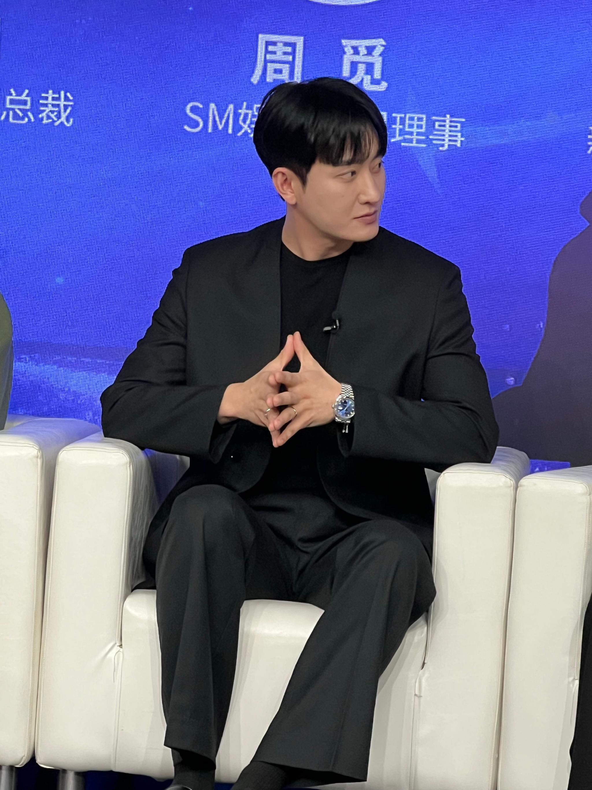 SM宣布2026年启动全球选秀，周觅出席新浪潮论坛|周觅
