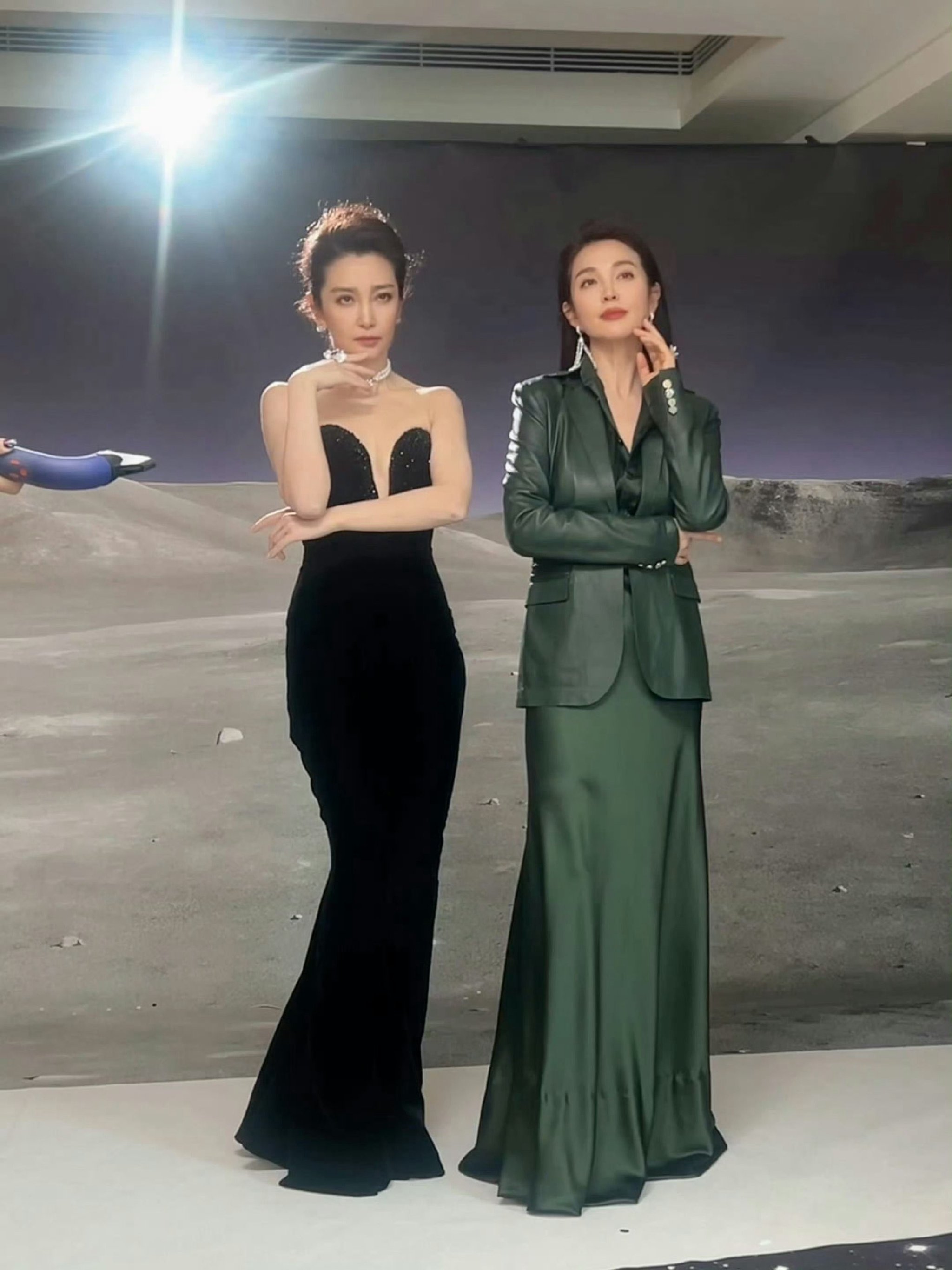 李冰冰晒与妹妹李雪合照,两人相貌神似