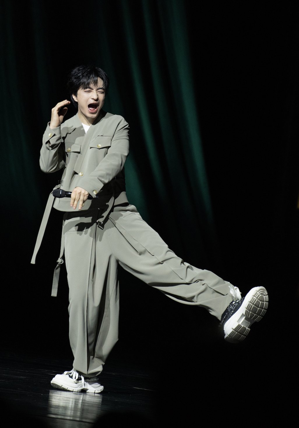 刘旸谈单口喜剧创作,将痛苦转化为笑料|喜剧演员|活着|危机|文娱|创作者_新浪娱乐_新浪新闻