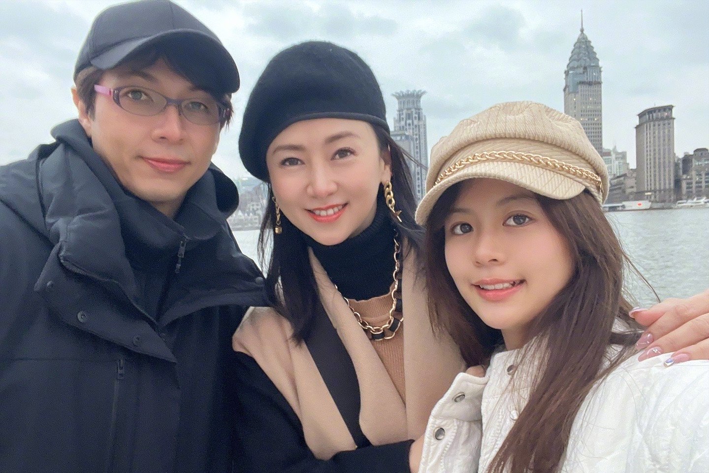 画面温馨有爱,母女如同姐妹|翁虹|全家福|女儿_新浪新闻