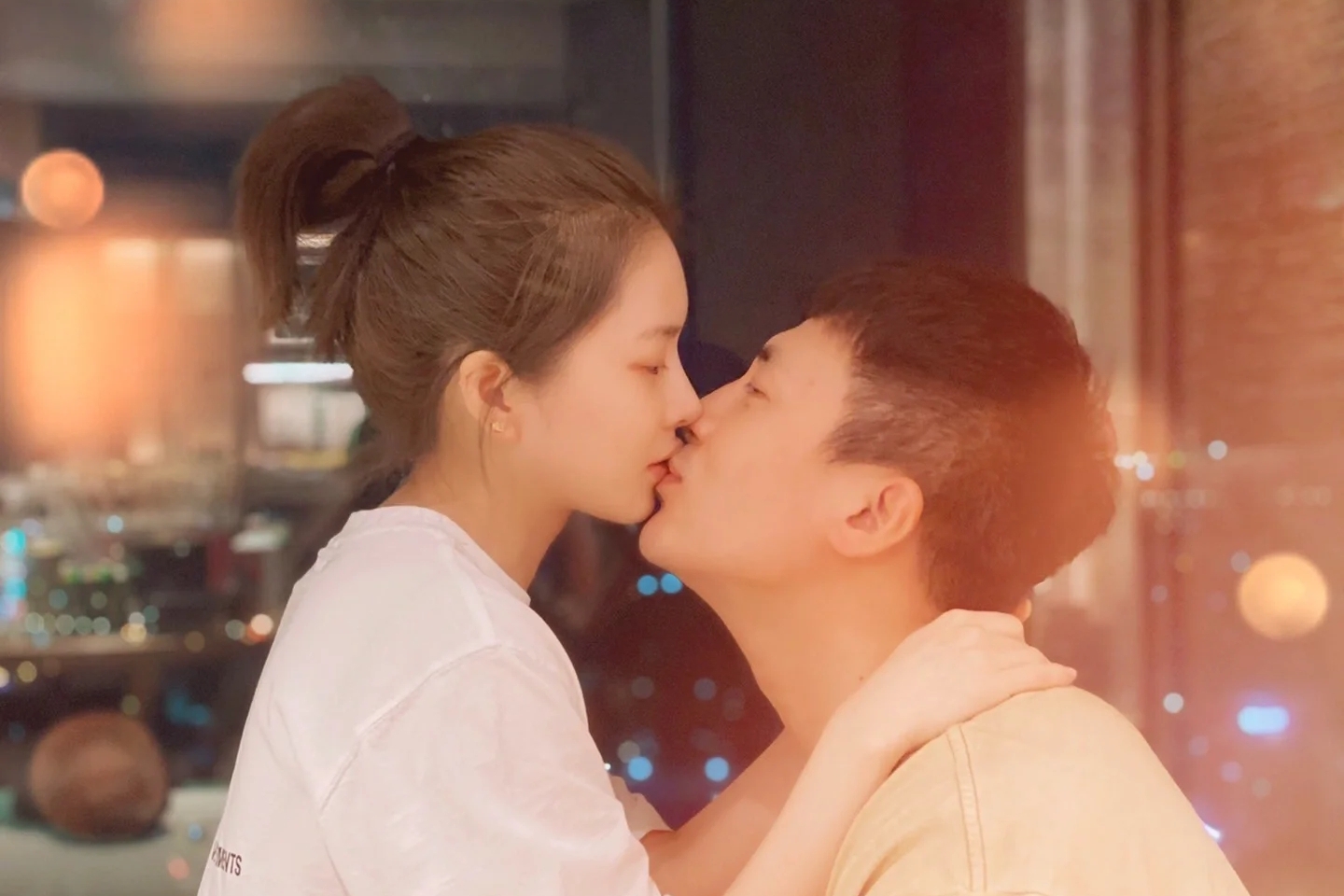 王灿晒夫妻合照与杜淳甜蜜拥吻两人大秀恩爱