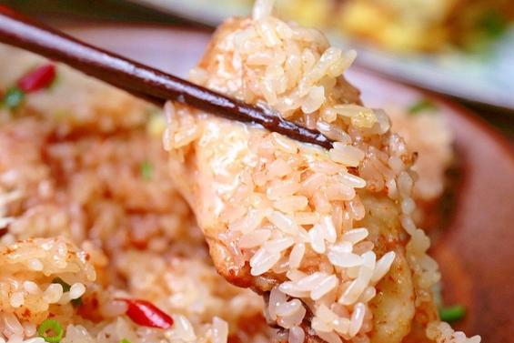 鸡翅在糯米里裹一裹,上锅一蒸,香气逼人,好吃好看秒杀可乐鸡翅