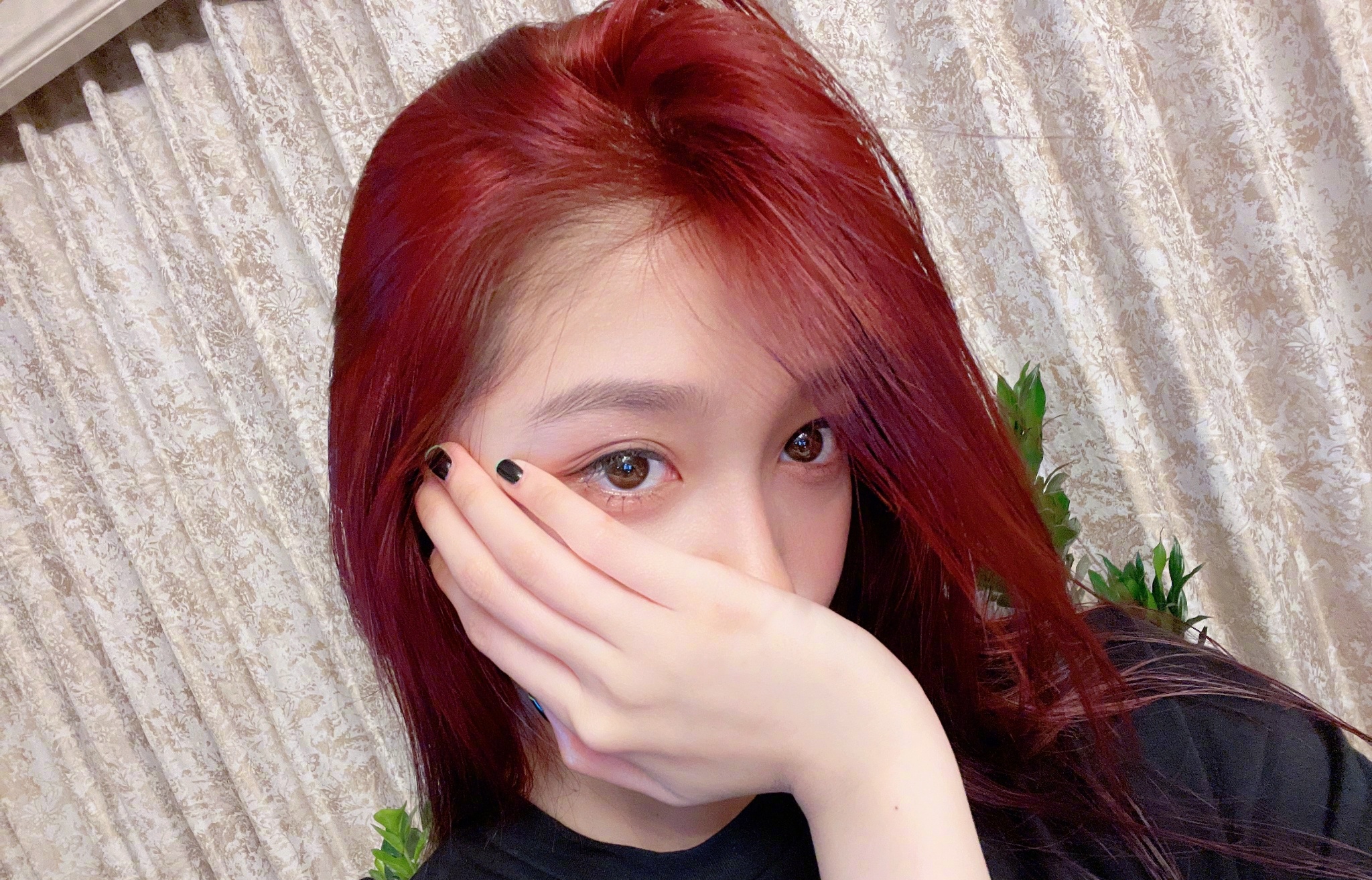 关晓彤晒红发造型性感妩媚确实比较惊艳