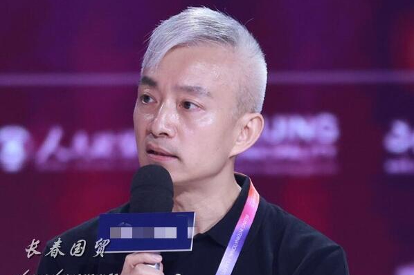 52岁亚宁近照曝光,曾经央视最帅主持人,如今满头白发变化大|央视|亚宁|白发_新浪新闻