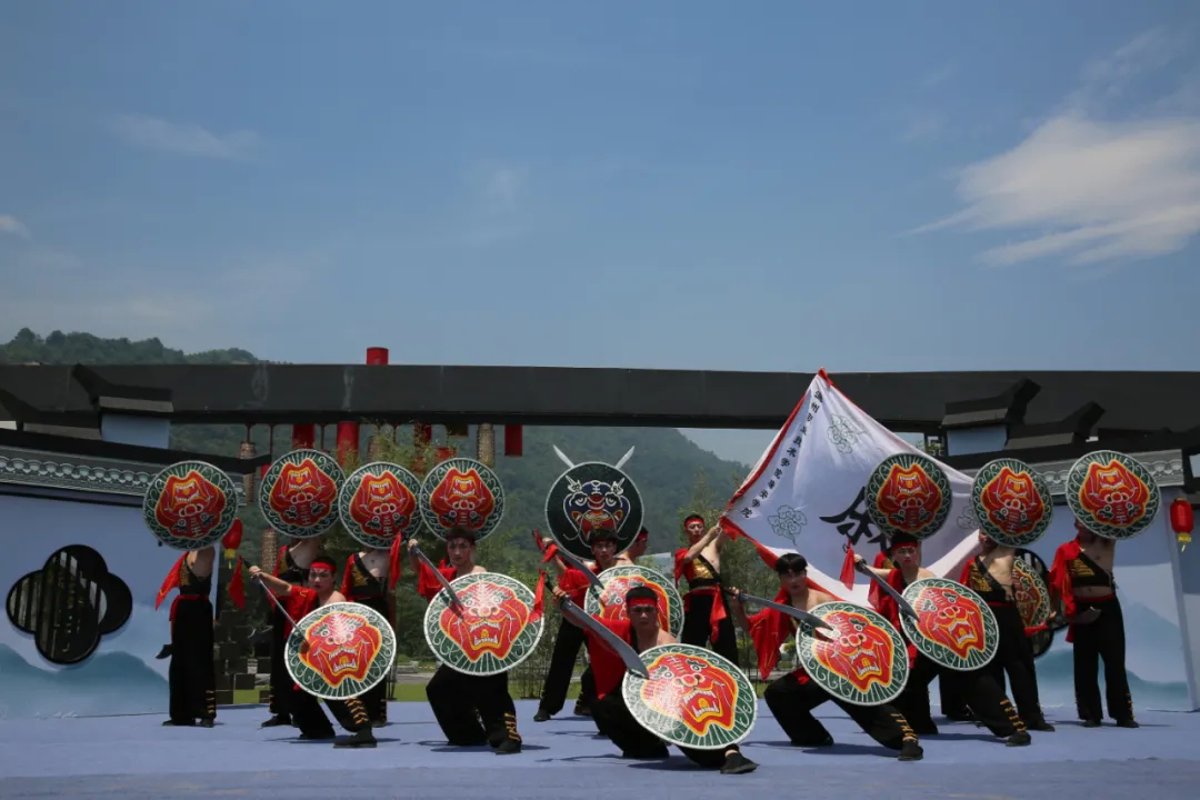 藤牌舞又称盾牌舞,是浙江省的传统舞蹈,据传源自于戚继光当年所创的