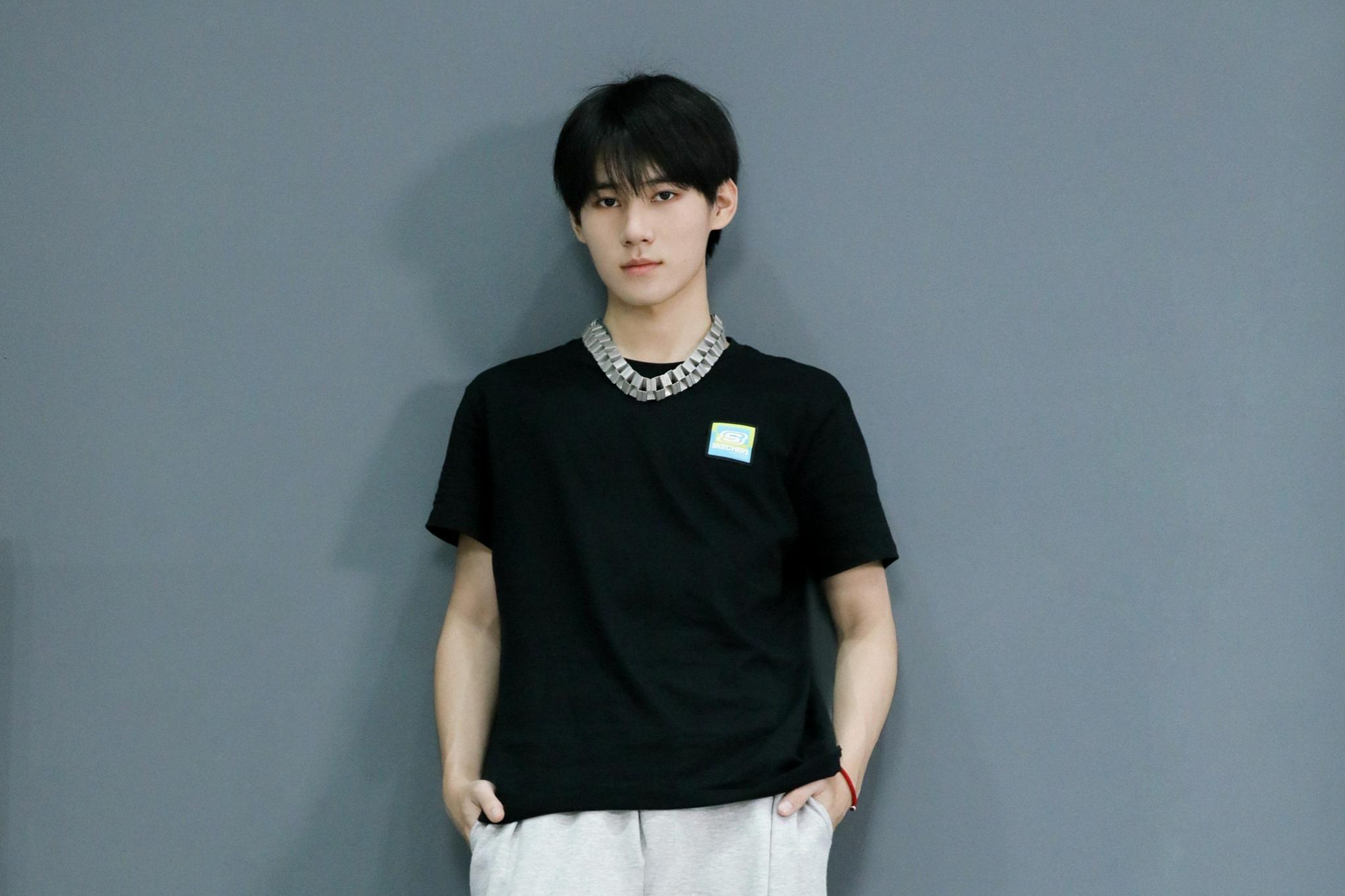 张真源中戏报道打扮十分低调真是令人感慨