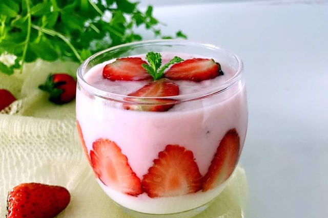 草莓酸奶杯,吃出生活好营养