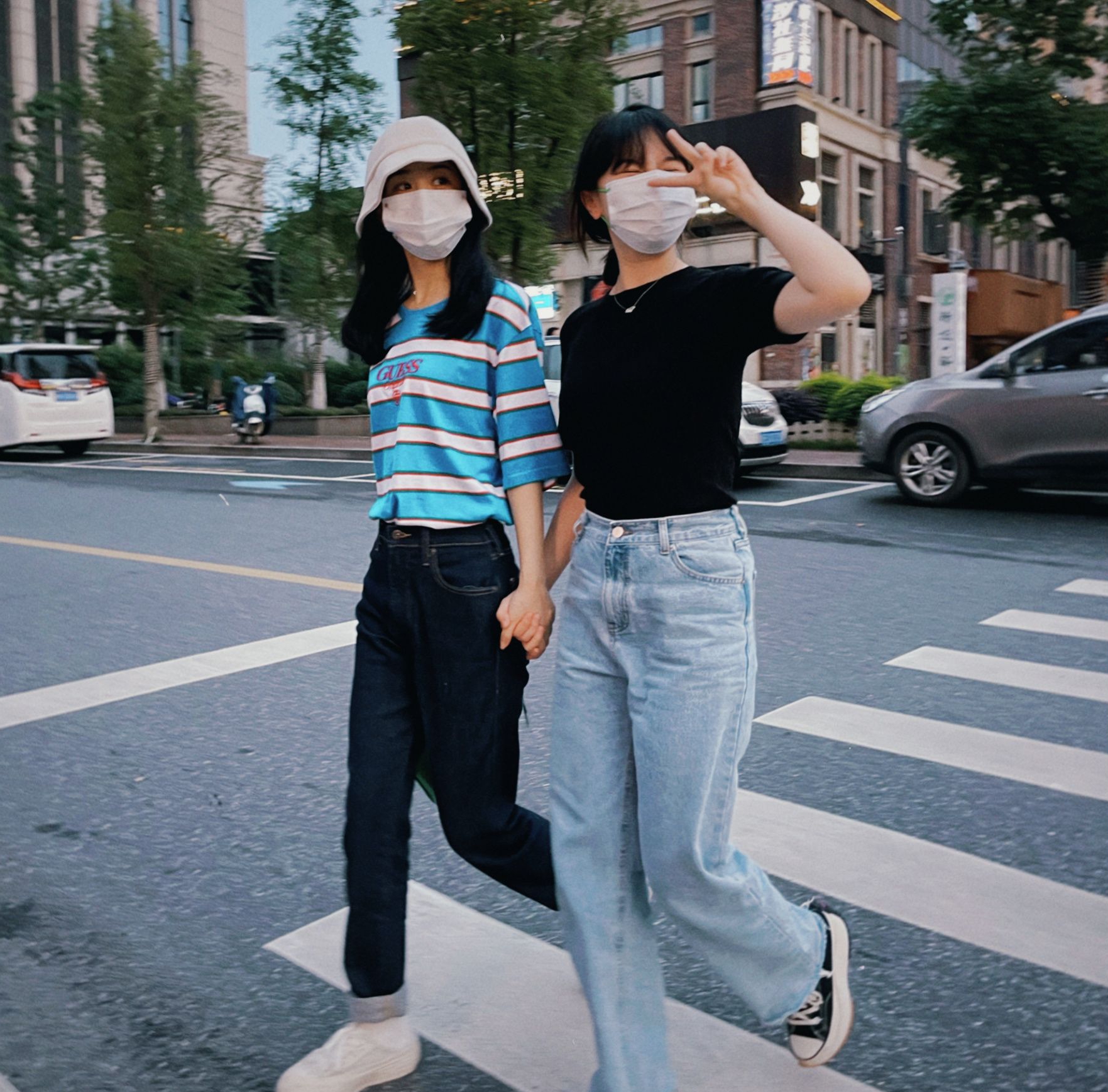 两人手牵手逛街,尽显姐妹情深|姐妹情深|赵丽颖|闺蜜_新浪新闻