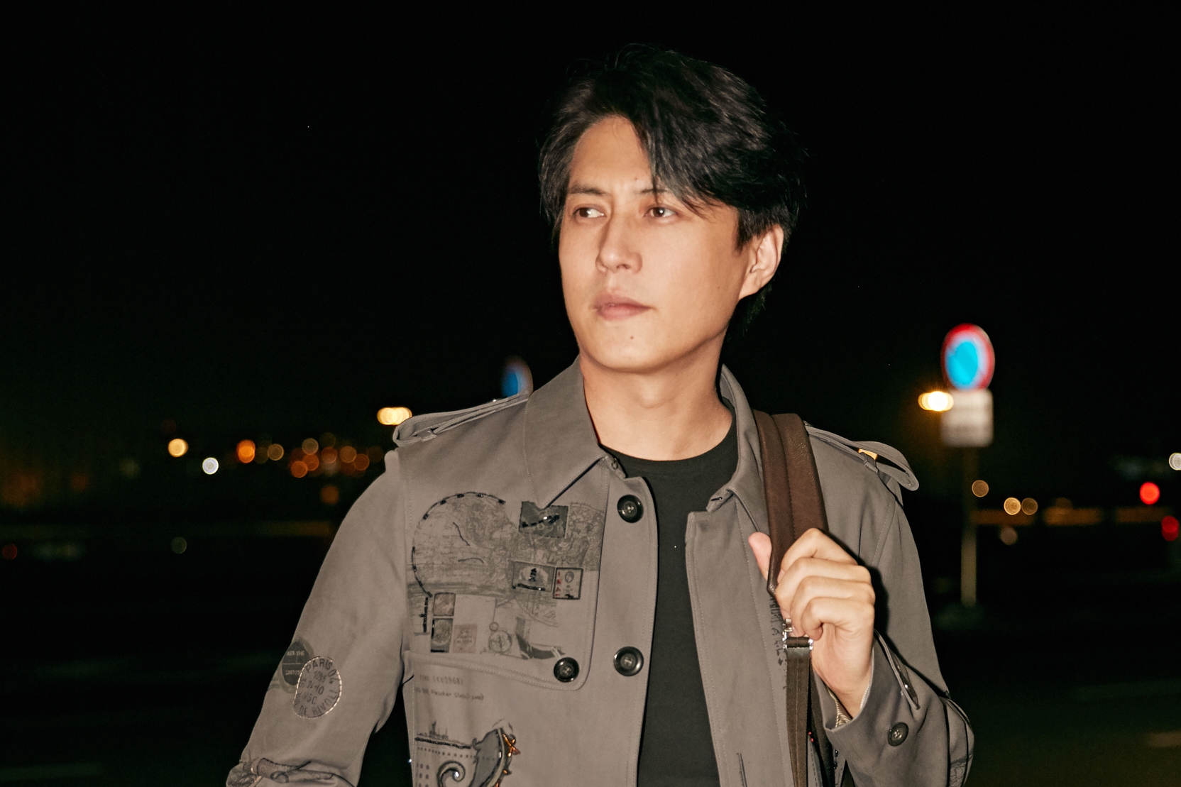 事件发酵起来后,靳东在网上发文否认了拖欠群众演员薪资一事,他自己