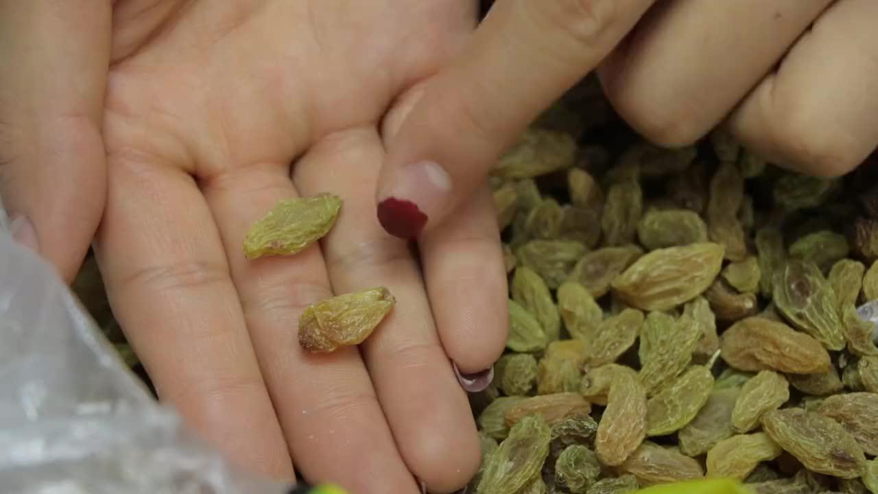 葡萄干直接吃太脏了,新疆果农教我一招,灰尘虫卵全去除,好法子
