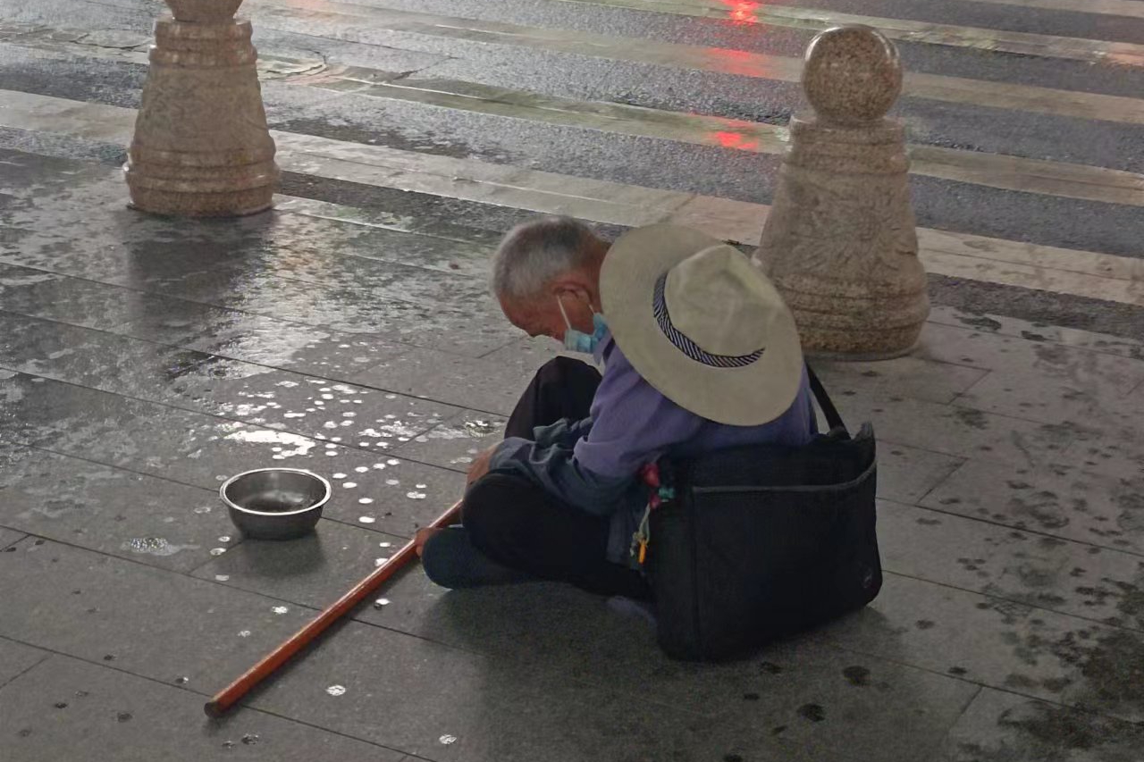 看世间万物,体会人间冷暖|乞讨者|世间|救助站_新浪新闻