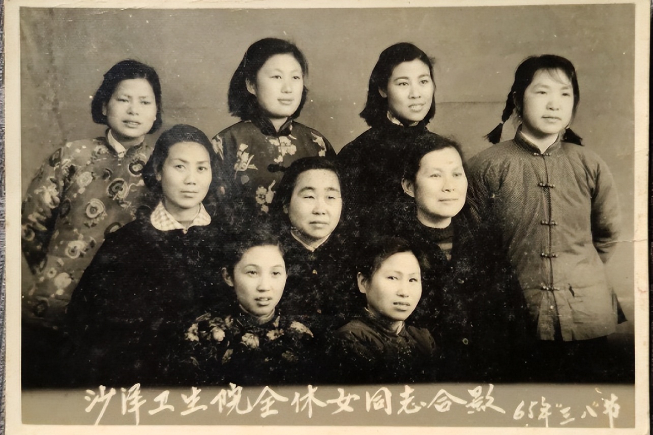 10:2569标签:(0)|这是一组反映上世纪六十年代普通人生活的老照片