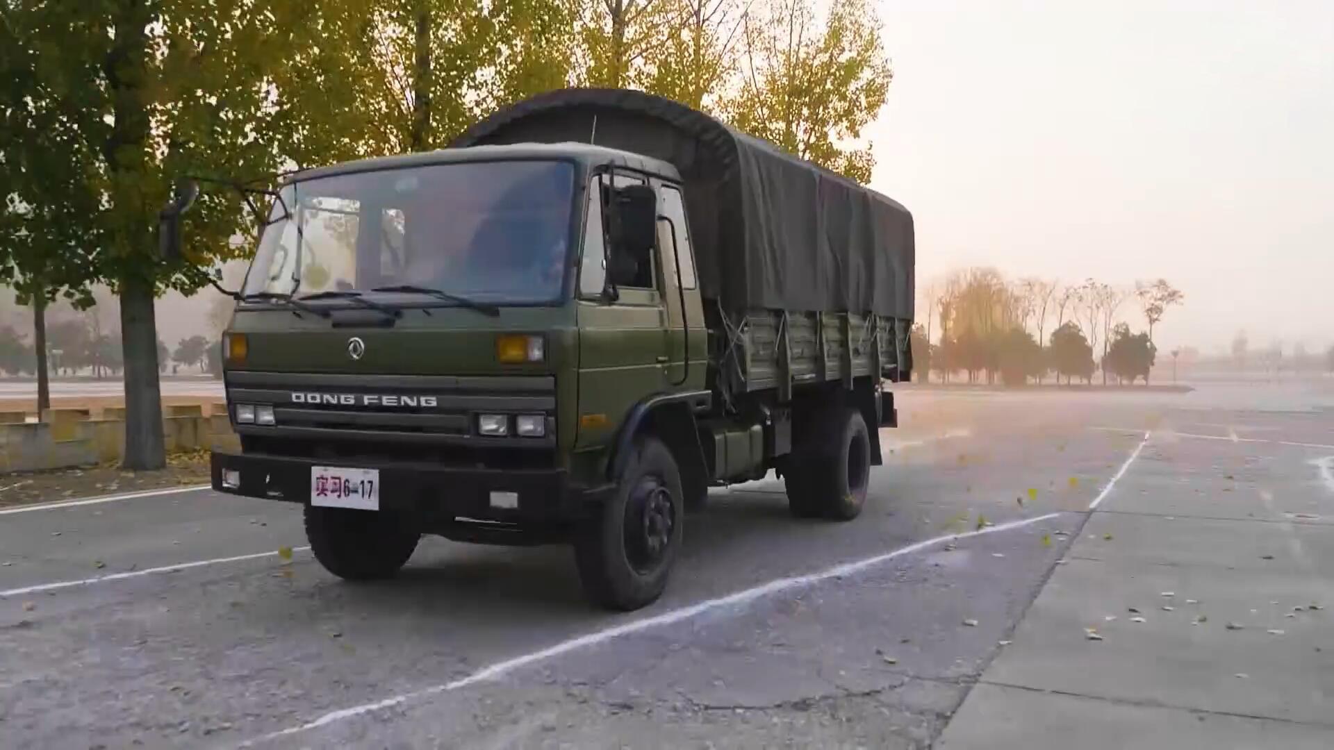 军用大卡车漂移甩尾,看兵哥花样玩转方向盘!